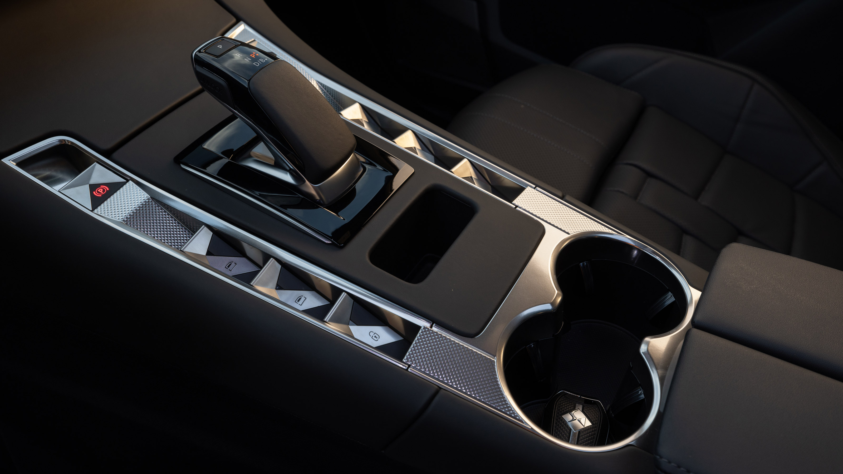 DS 7 cupholders