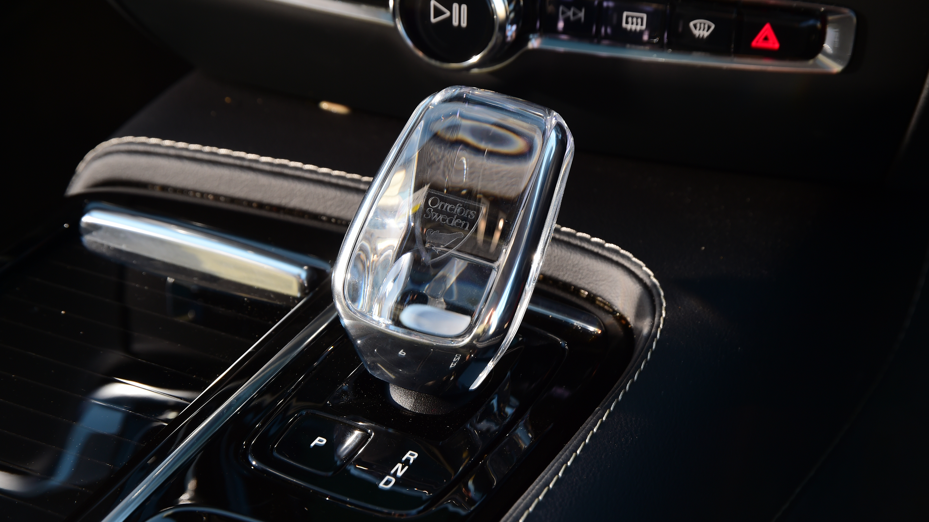 Volvo V60 Recharge - gear selector