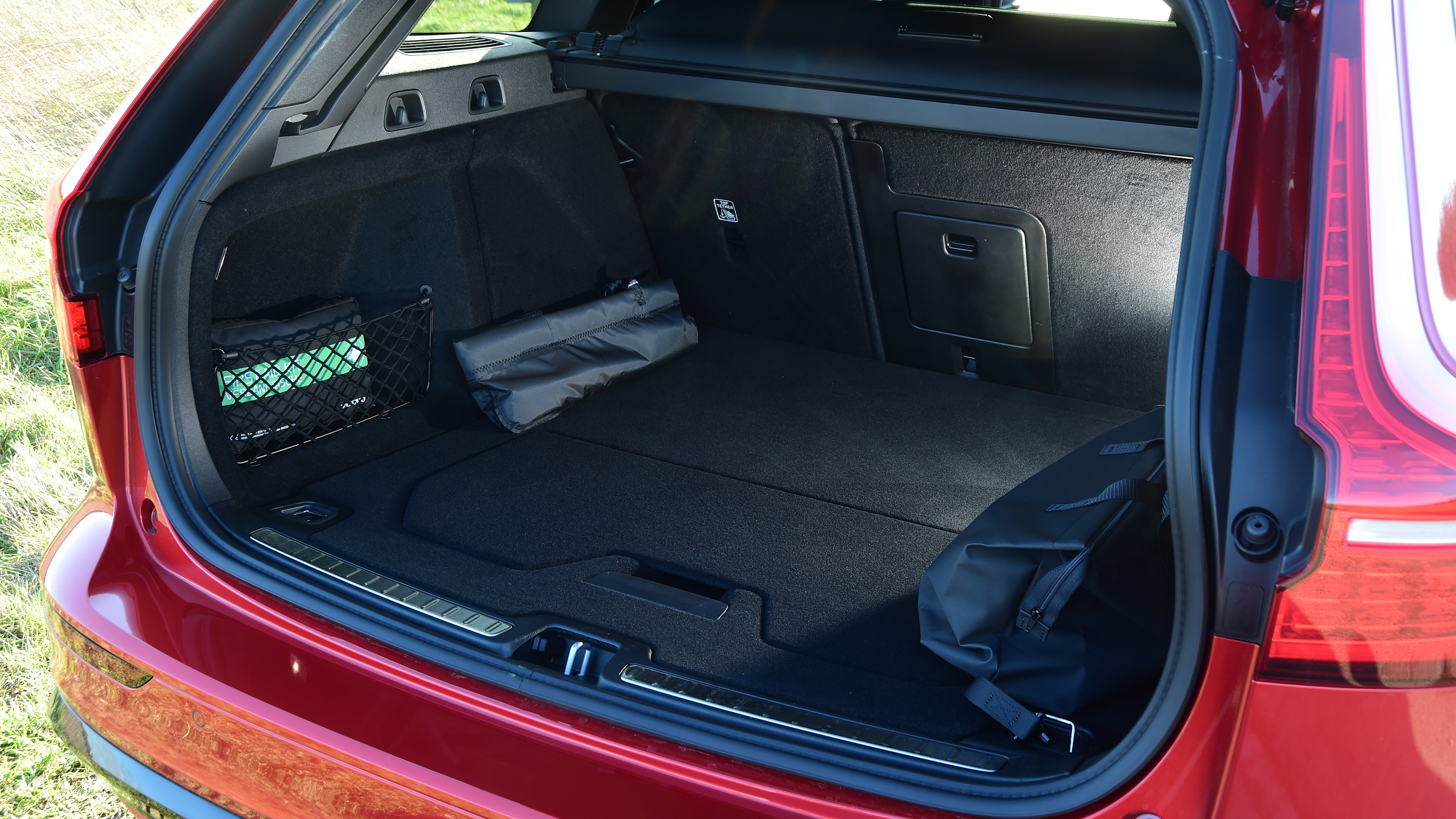 Volvo V60 Recharge - boot