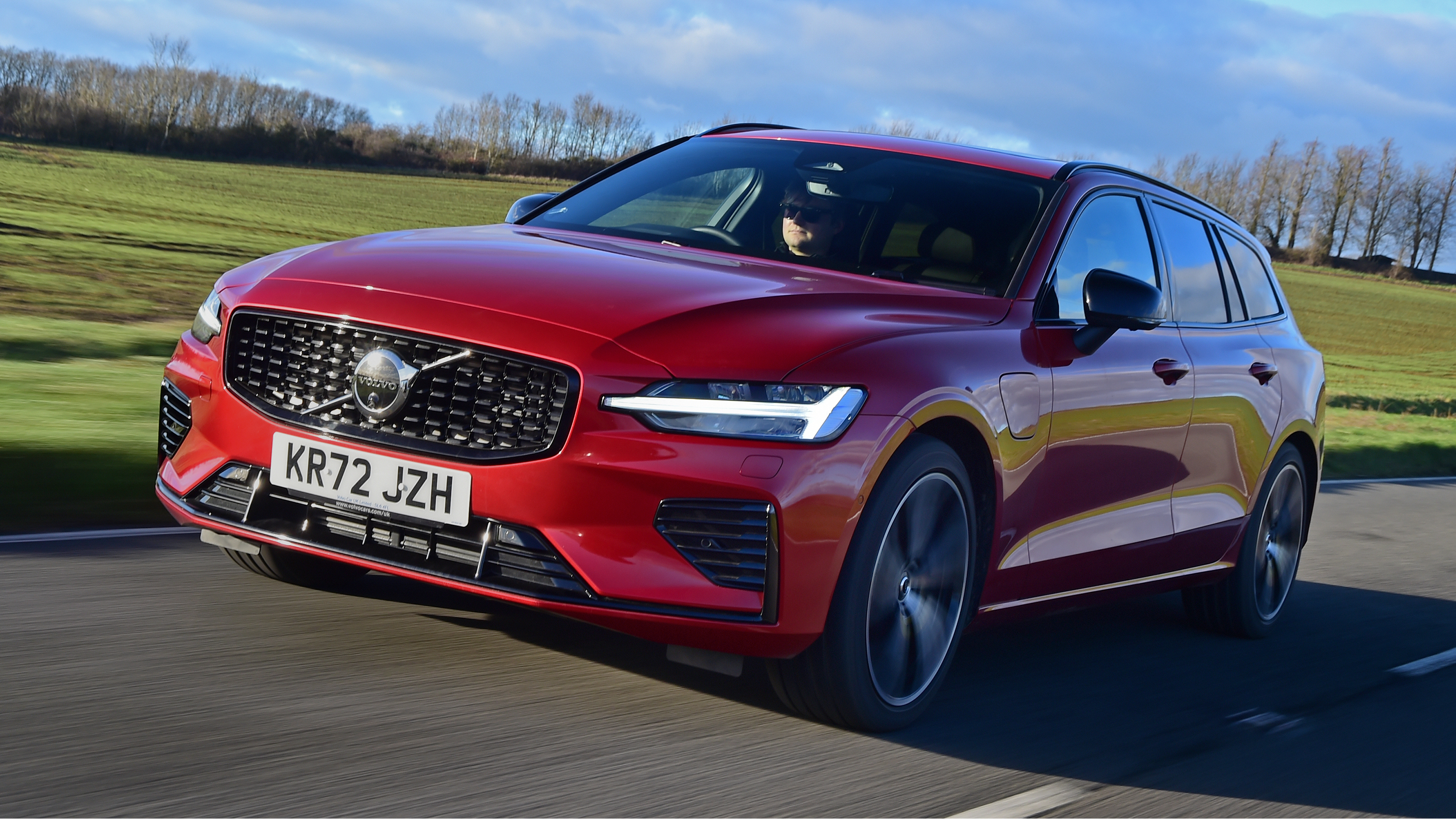 Volvo V60 Recharge - front dynamic