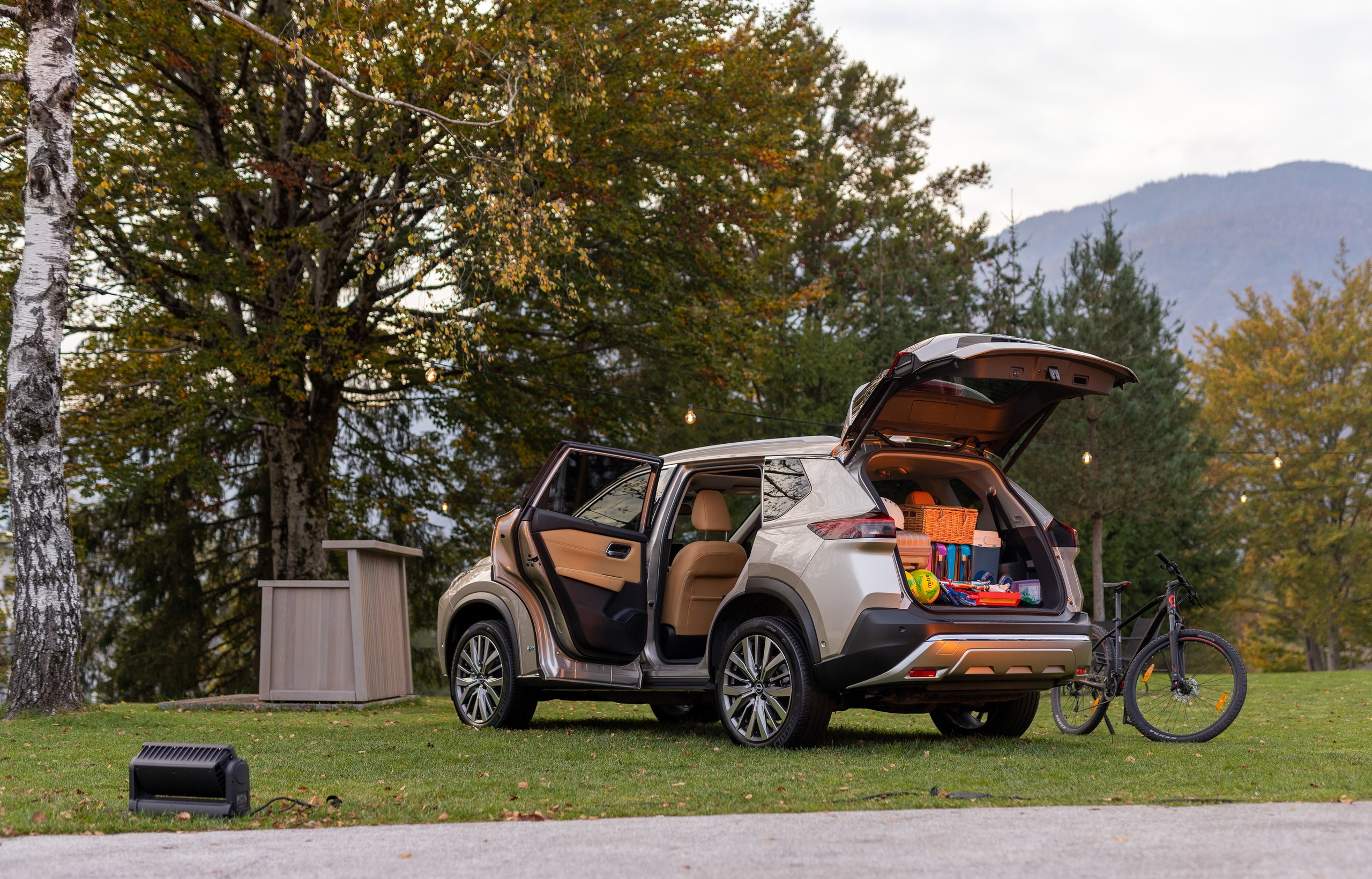 Nissan X-Trail - rear, boot open 