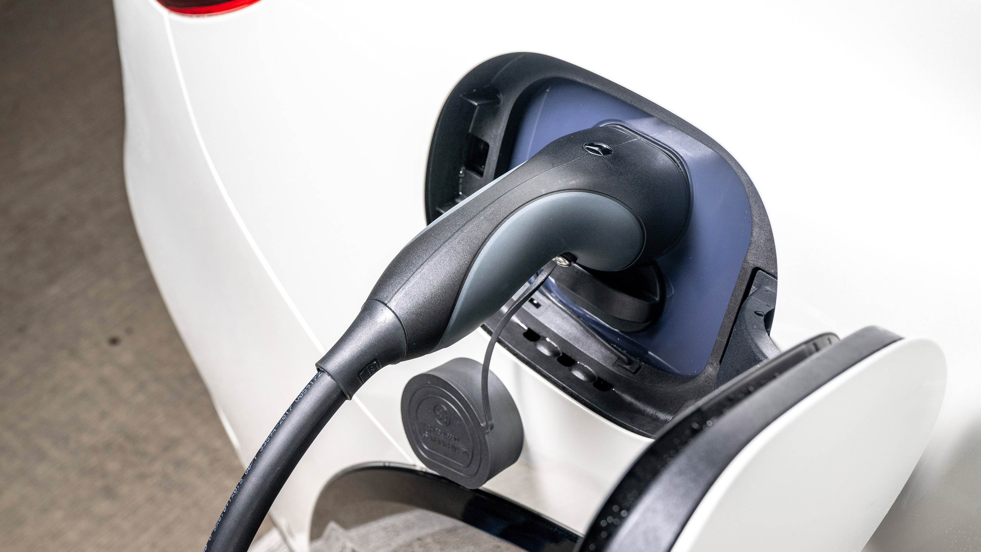 Mercedes EQS SUV - charging