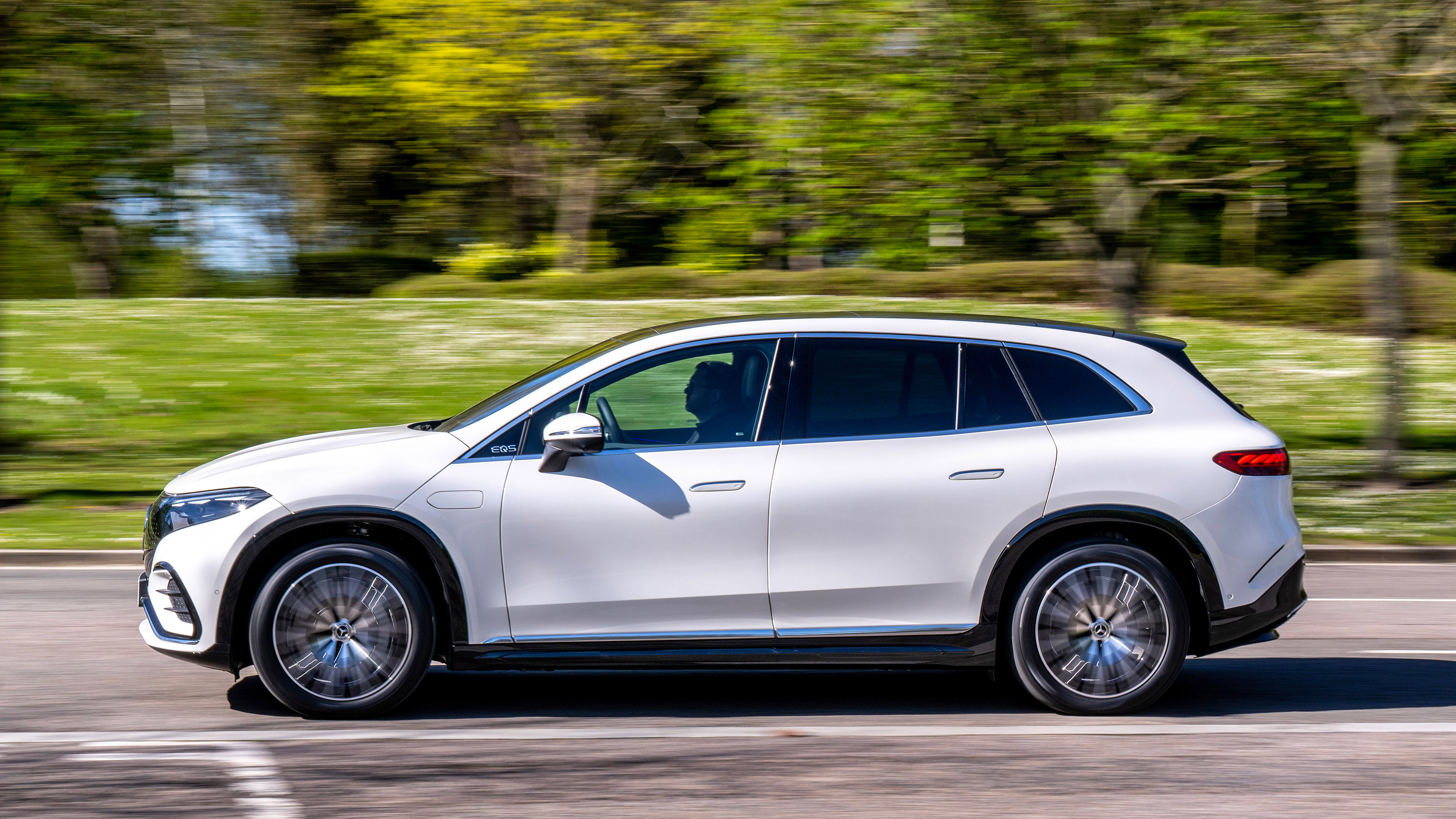 Mercedes EQS SUV - side