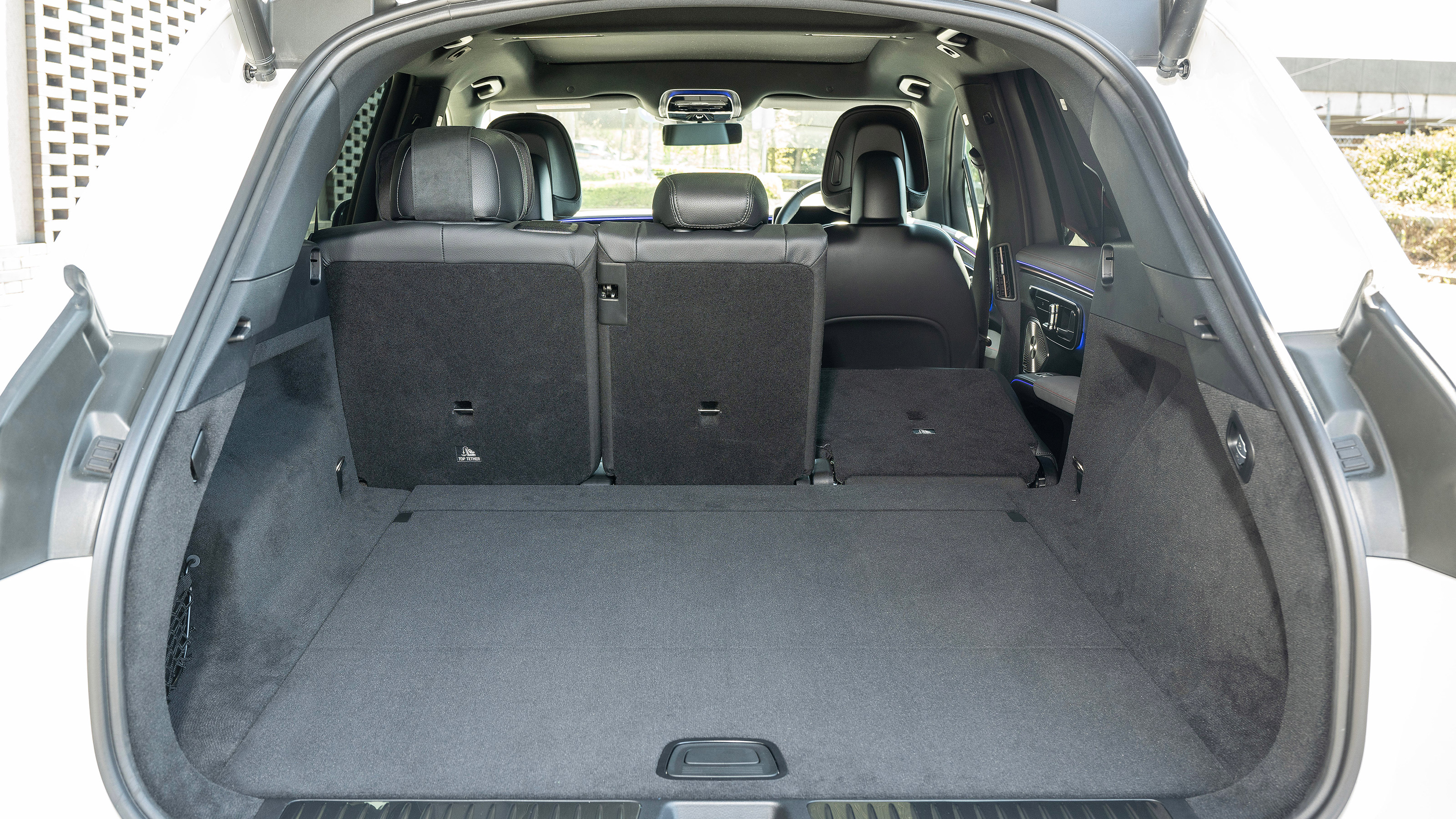 Mercedes EQS SUV - boot 1