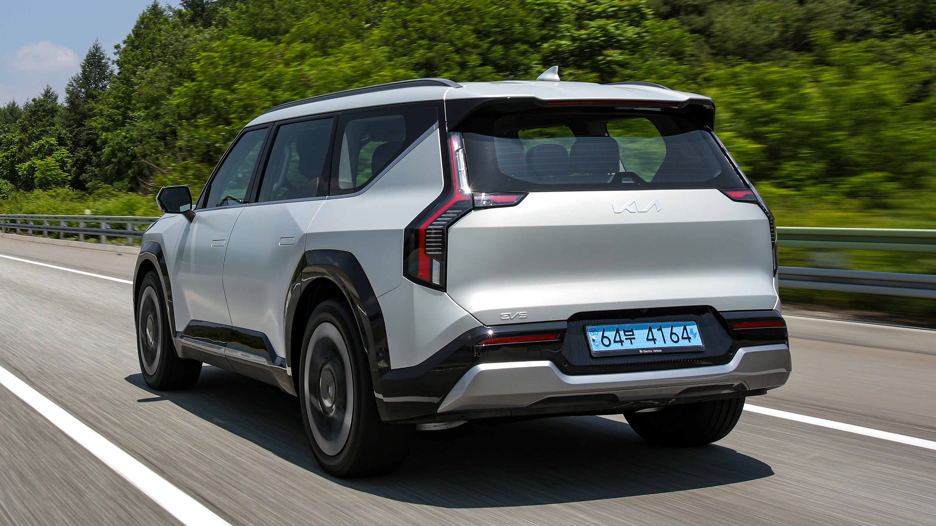 Kia EV9 - rear tracking