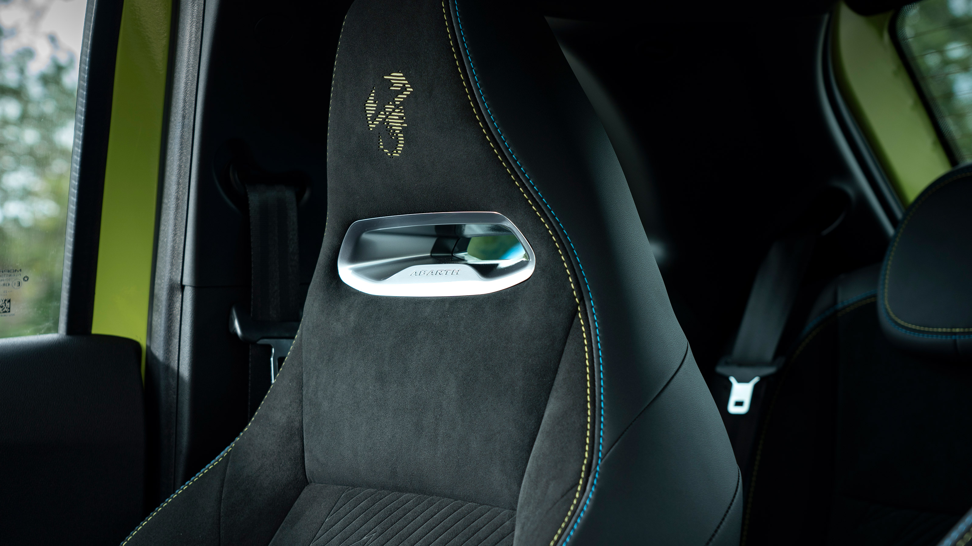 Abarth 500e - headrests