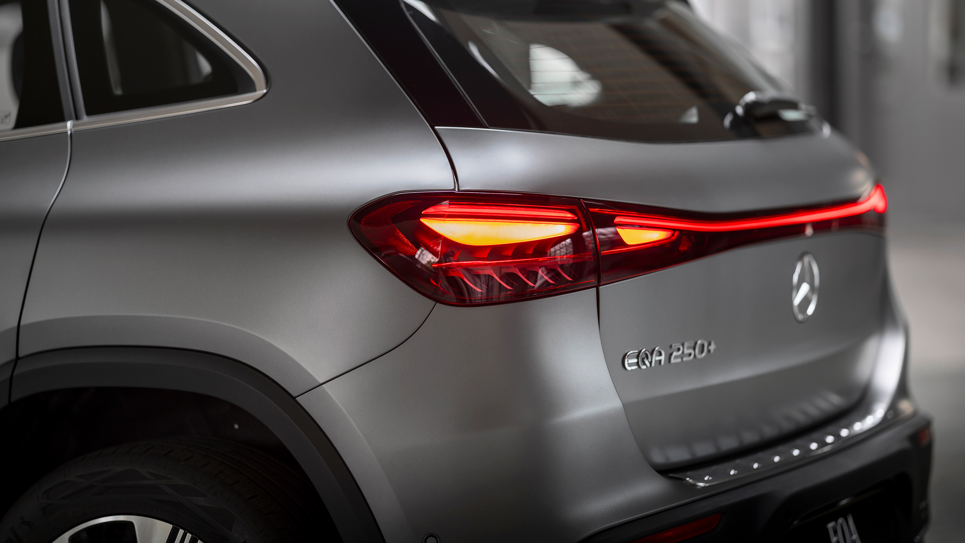 Mercedes EQA - light bar