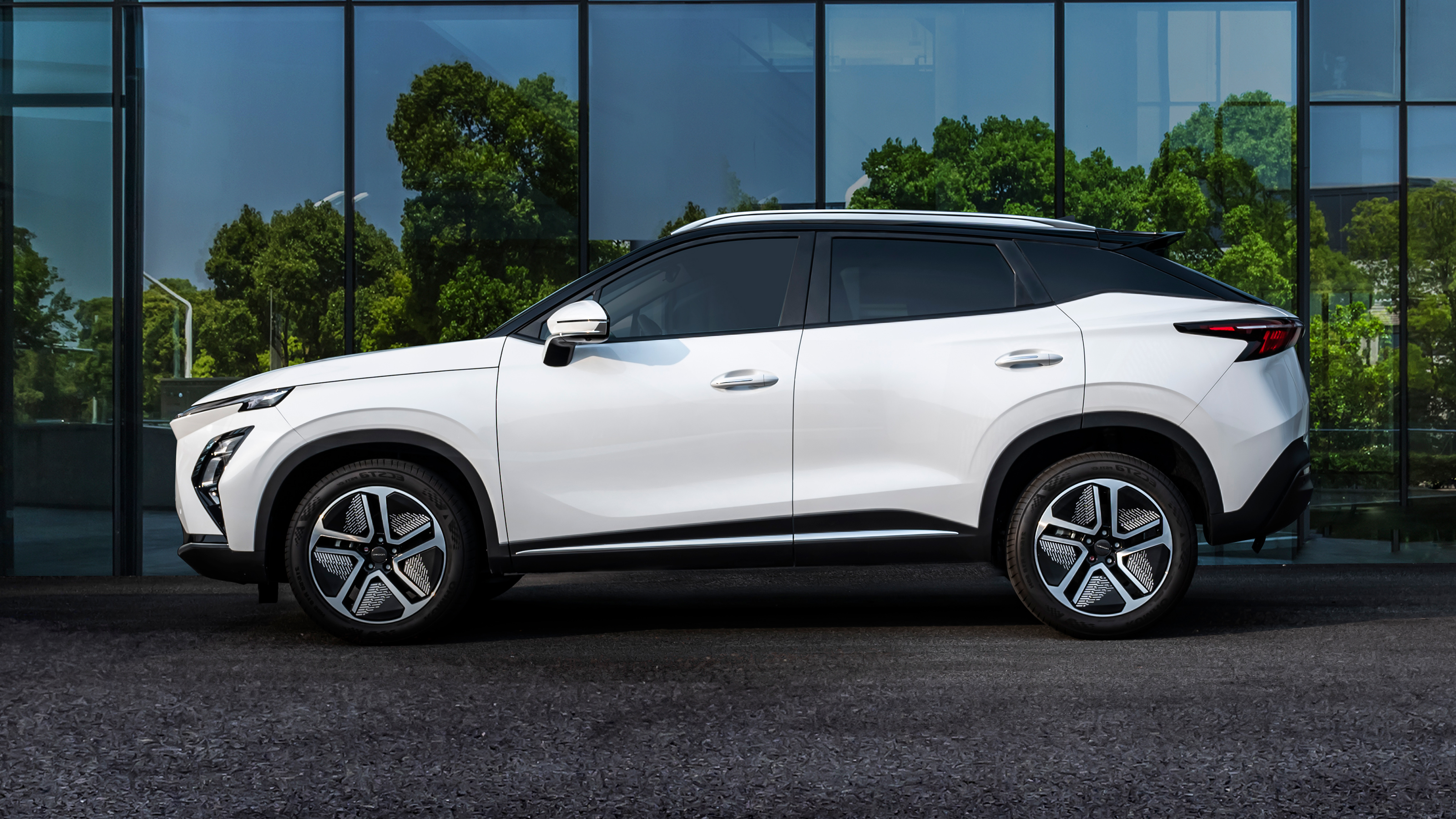 Omoda 5 EV - side