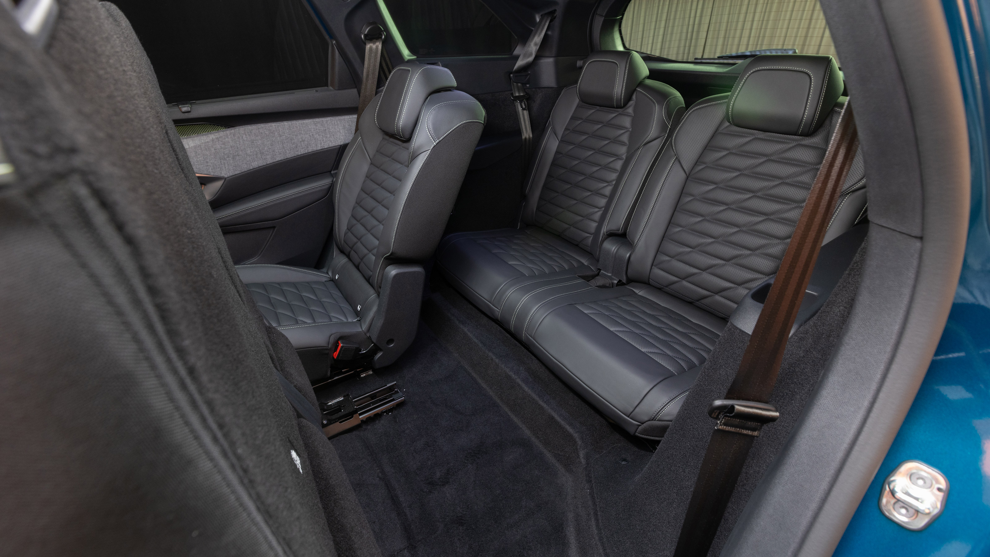 Peugeot E-5008 - back row