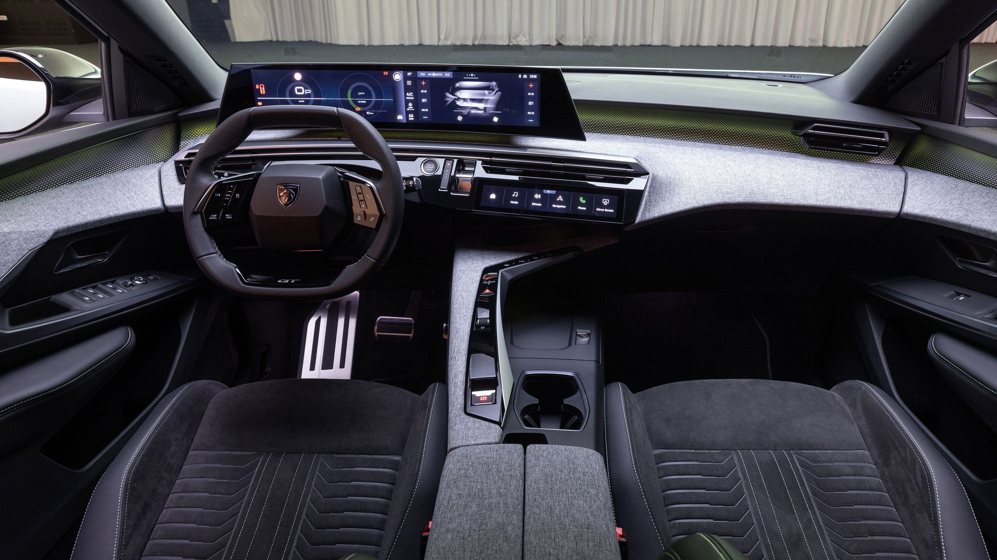 Peugeot E-5008 - cabin