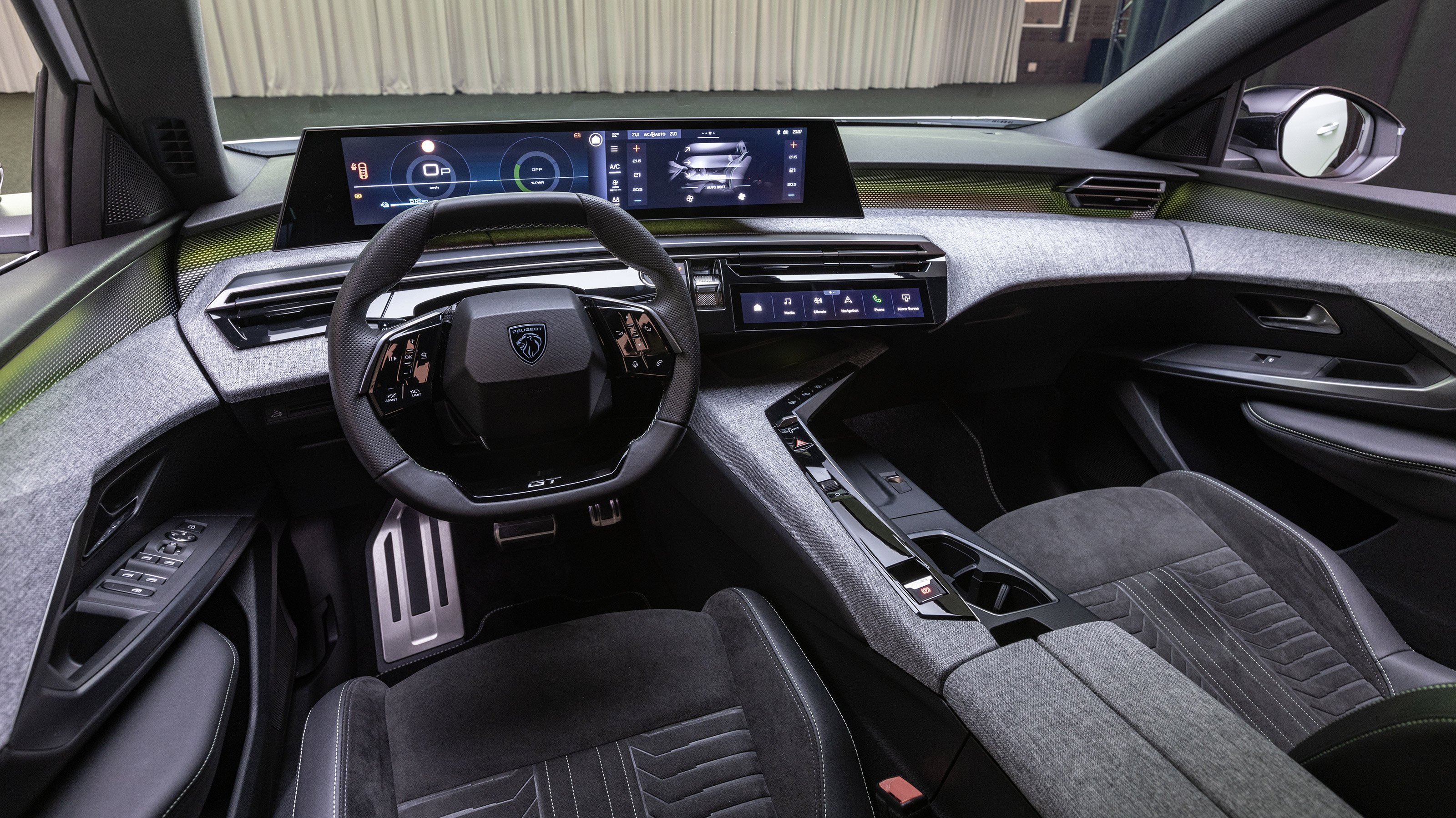 Peugeot E-5008 - dash