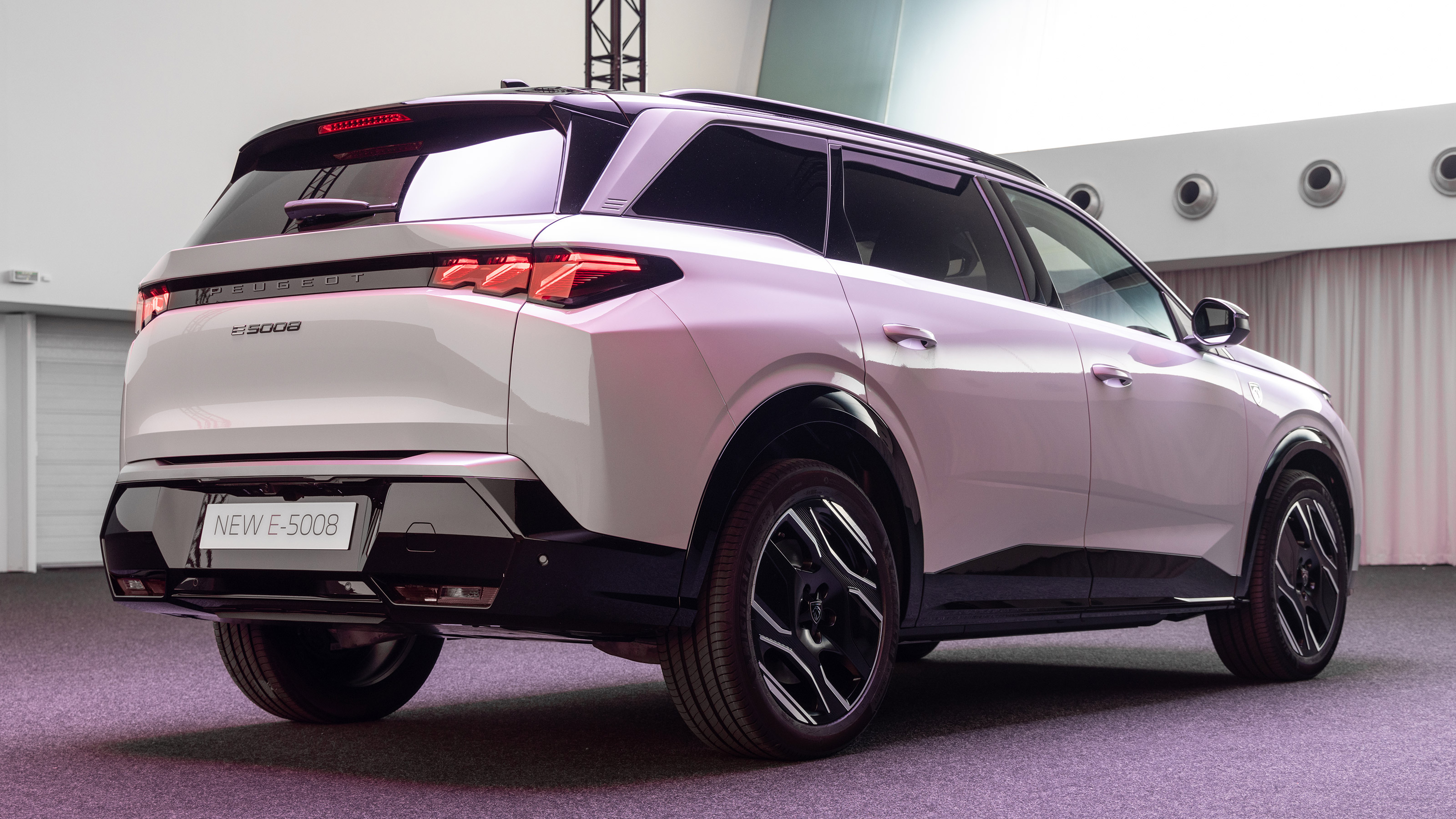 Peugeot E-5008 - rear static