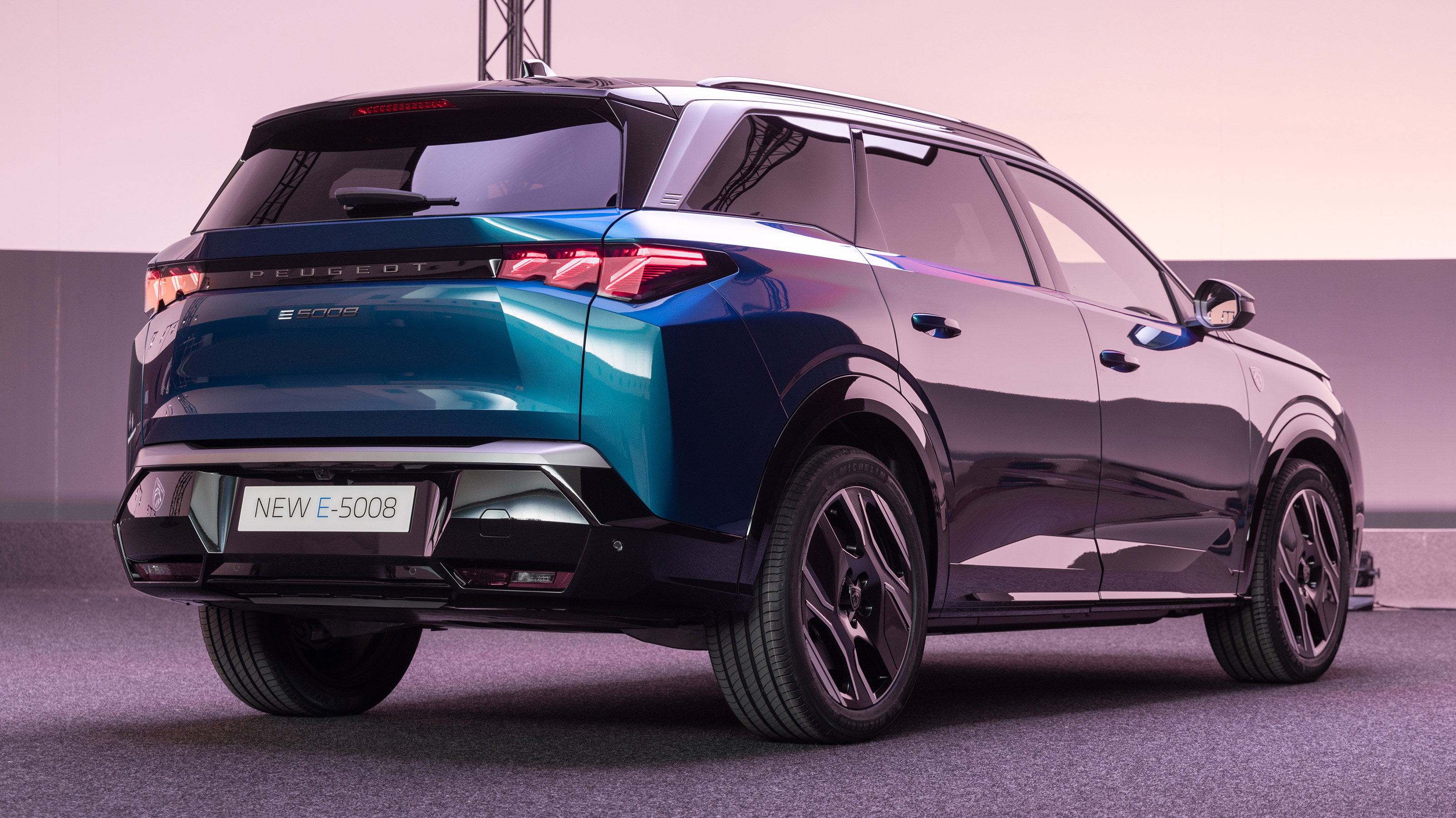 Peugeot E-5008 - rear