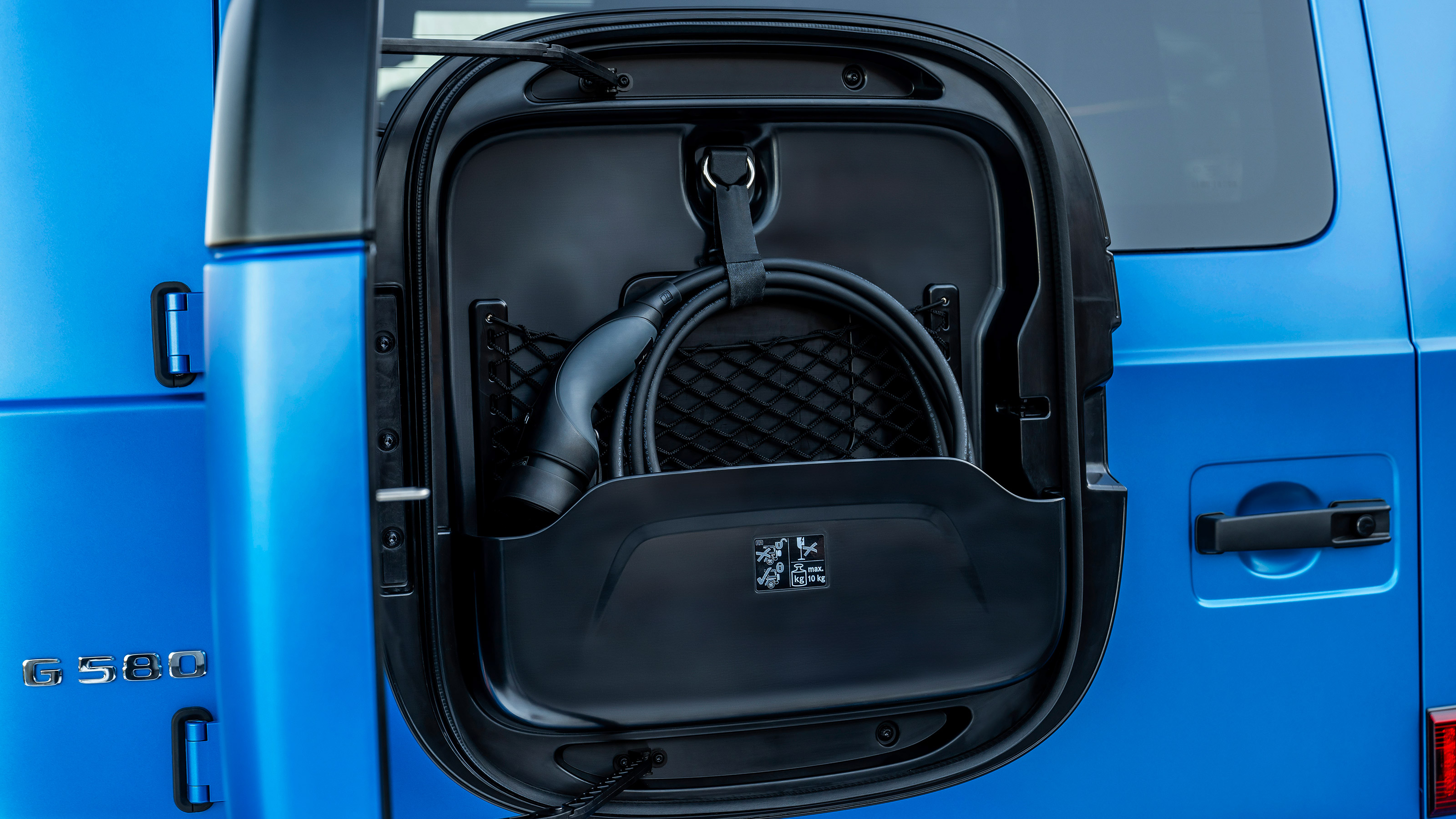 Mercedes G 580 with EQ Technology - cable storage