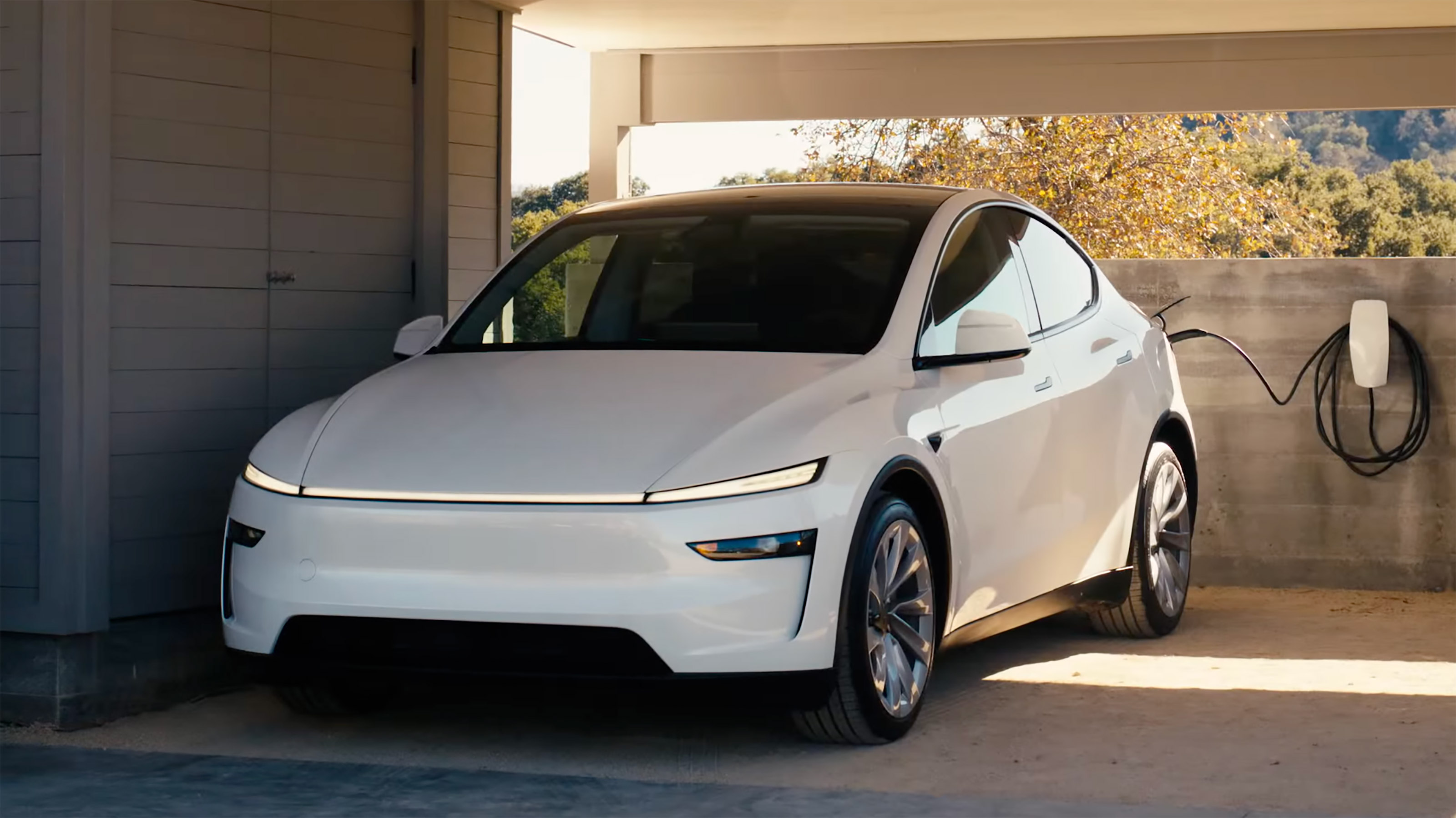 Tesla Model Y facelift 2025 - static front 3/4 charging