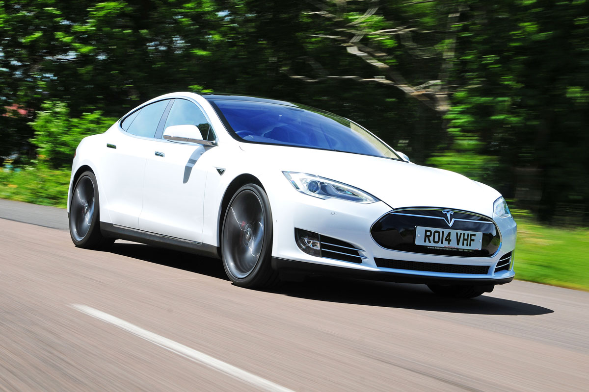 White Tesla Model S (pre-facelift)