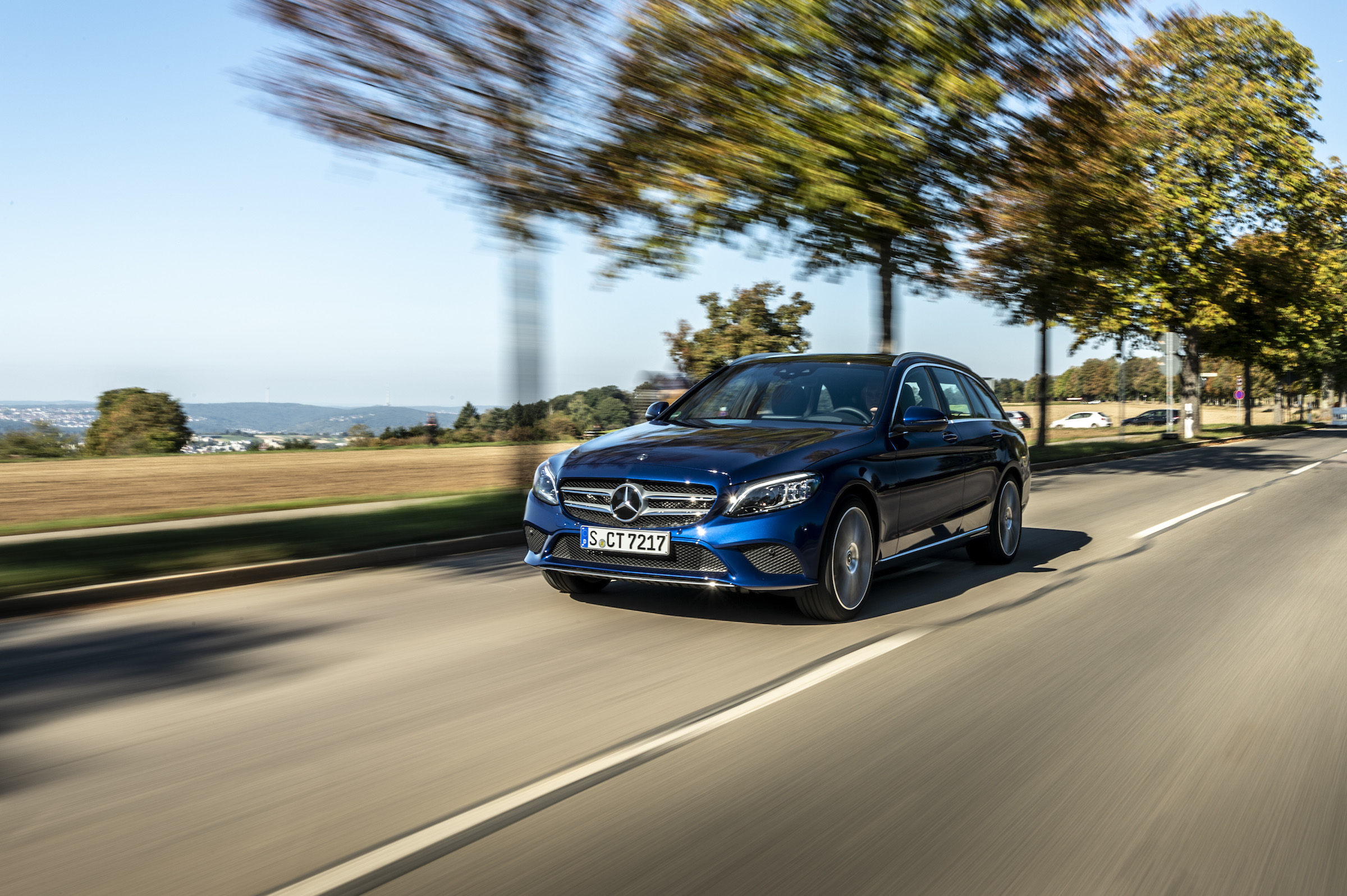 Driven by EQ Stuttgart 2018Mercedes-Benz C 300 de T-Modell, Brillantblau-Metallic,Leder Grau.Kraftstoffverbrauch kombiniert: 1,6-1,4 l/100 km, CO2-Emissionen kombiniert: 42-38 g/km, Stromverb