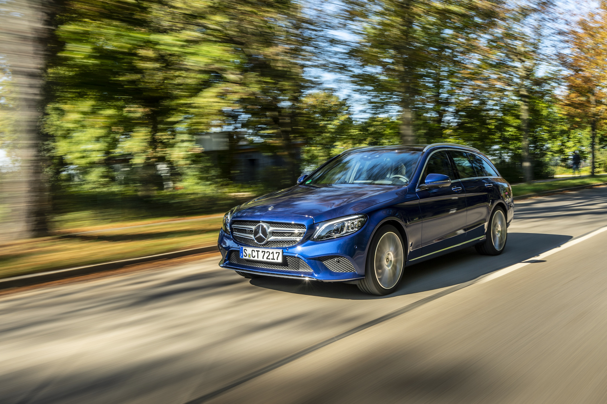 Driven by EQ Stuttgart 2018Mercedes-Benz C 300 de T-Modell, Brillantblau-Metallic,Leder Grau.Kraftstoffverbrauch kombiniert: 1,6-1,4 l/100 km, CO2-Emissionen kombiniert: 42-38 g/km, Stromverb