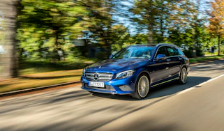 Driven by EQ Stuttgart 2018Mercedes-Benz C 300 de T-Modell, Brillantblau-Metallic,Leder Grau.Kraftstoffverbrauch kombiniert: 1,6-1,4 l/100 km, CO2-Emissionen kombiniert: 42-38 g/km, Stromverb