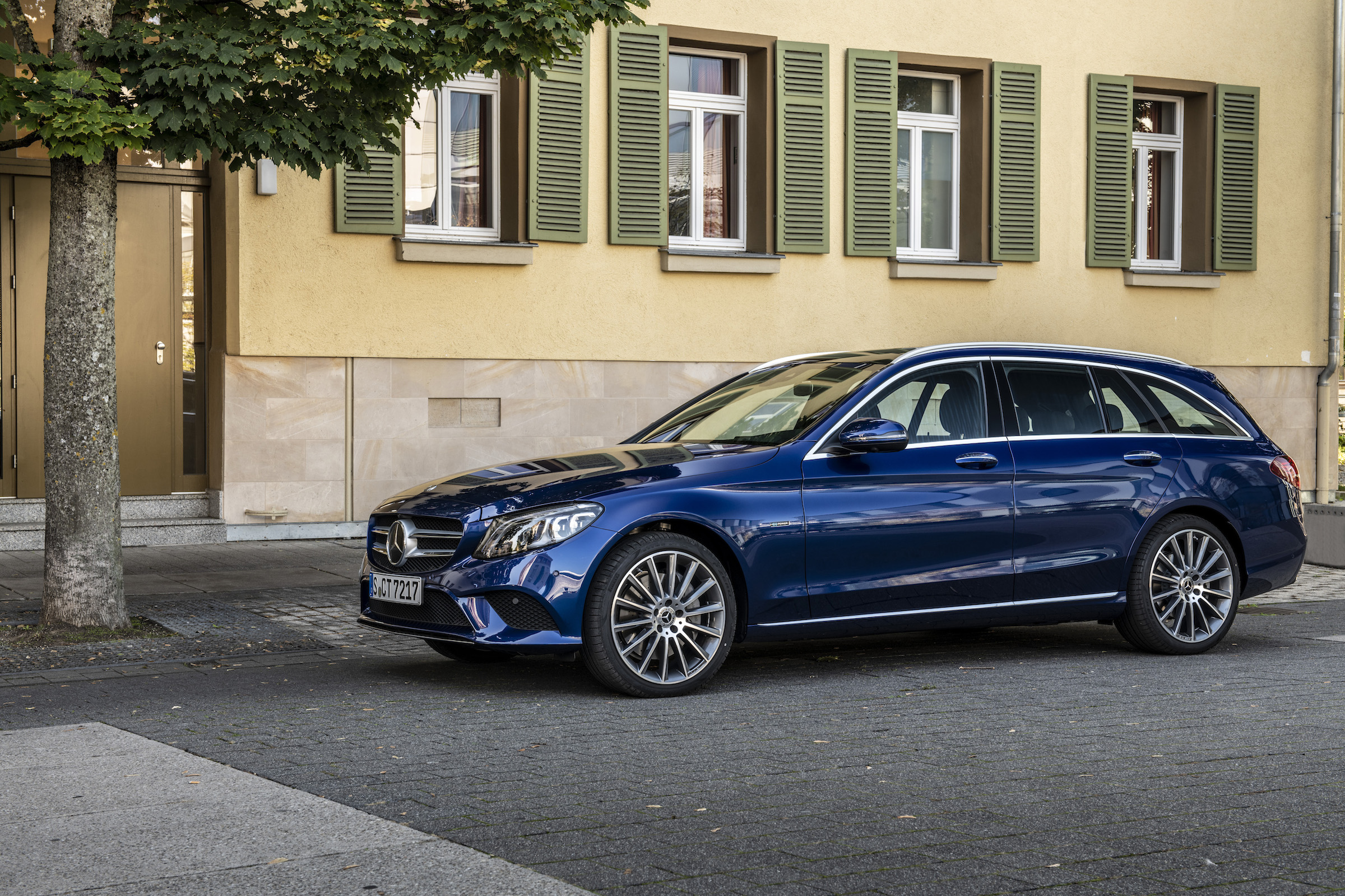 Driven by EQ Stuttgart 2018Mercedes-Benz C 300 de T-Modell, Brillantblau-Metallic,Leder Grau.Kraftstoffverbrauch kombiniert: 1,6-1,4 l/100 km, CO2-Emissionen kombiniert: 42-38 g/km, Stromverb