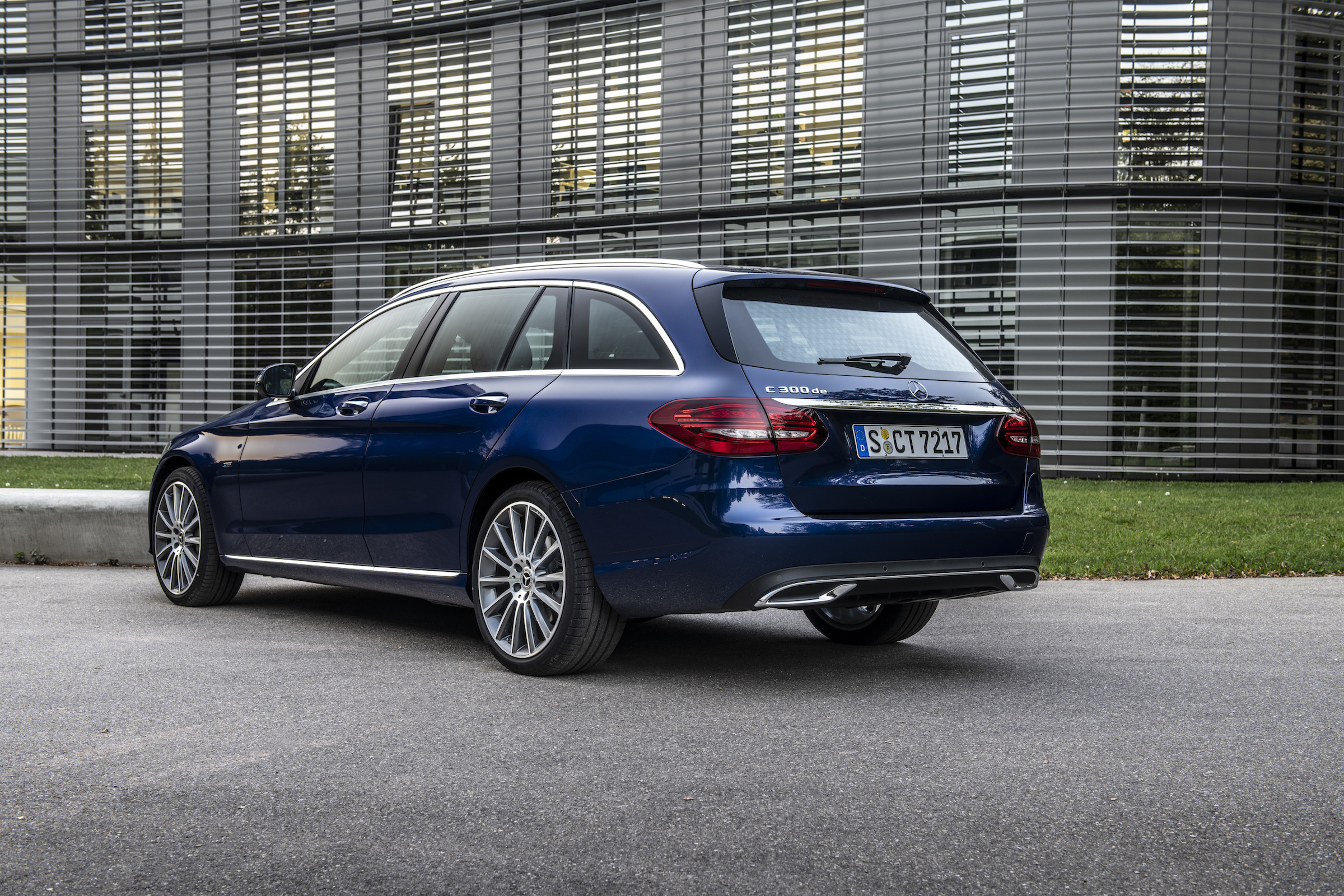 Driven by EQ Stuttgart 2018Mercedes-Benz C 300 de T-Modell, Brillantblau-Metallic,Leder Grau.Kraftstoffverbrauch kombiniert: 1,6-1,4 l/100 km, CO2-Emissionen kombiniert: 42-38 g/km, Stromverb