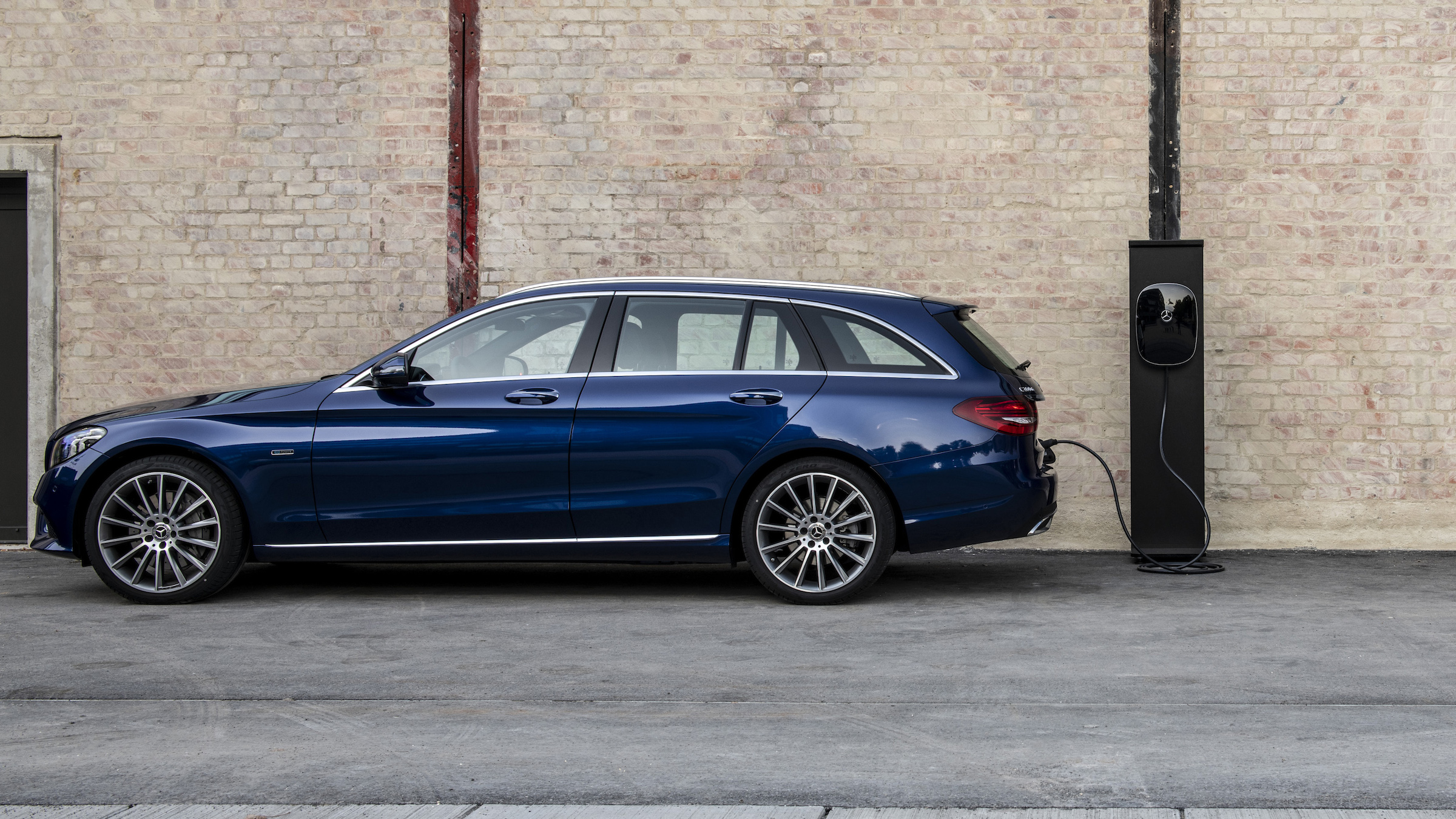 Driven by EQ Stuttgart 2018Mercedes-Benz C 300 de T-Modell, Brillantblau-Metallic,Leder Grau.Kraftstoffverbrauch kombiniert: 1,6-1,4 l/100 km, CO2-Emissionen kombiniert: 42-38 g/km, Stromverb