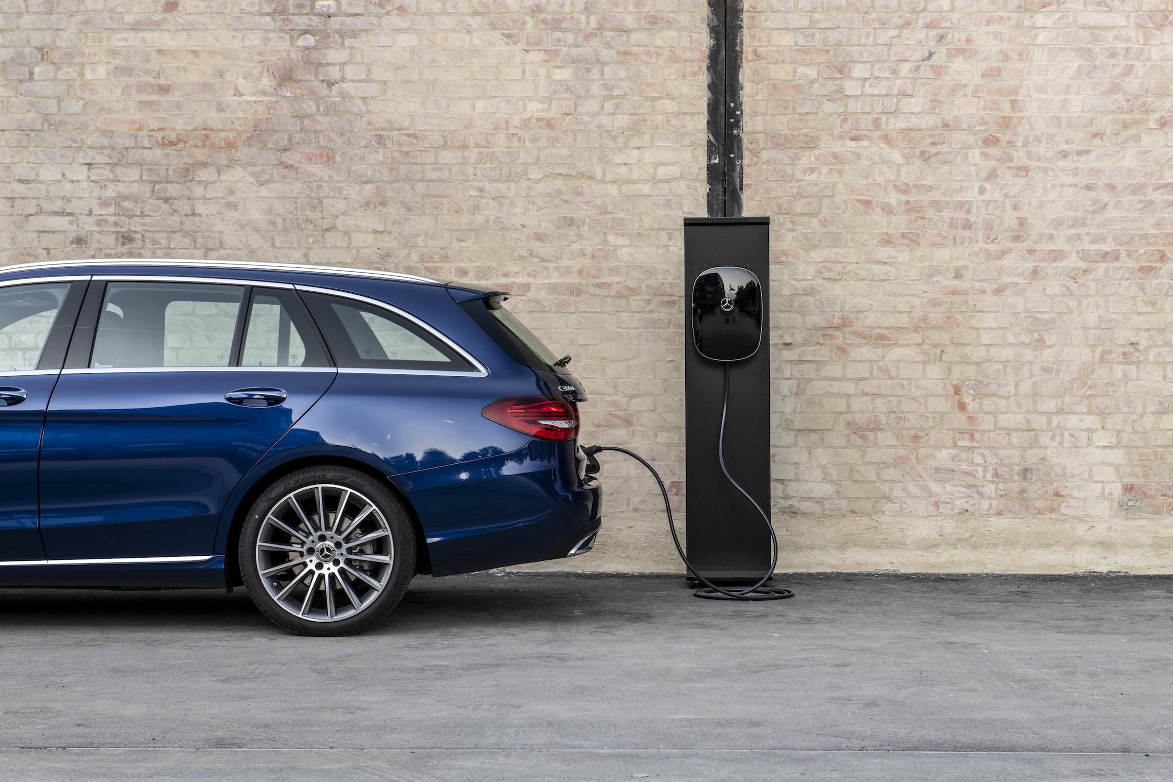 Driven by EQ Stuttgart 2018Mercedes-Benz C 300 de T-Modell, Brillantblau-Metallic,Leder Grau.Kraftstoffverbrauch kombiniert: 1,6-1,4 l/100 km, CO2-Emissionen kombiniert: 42-38 g/km, Stromverb