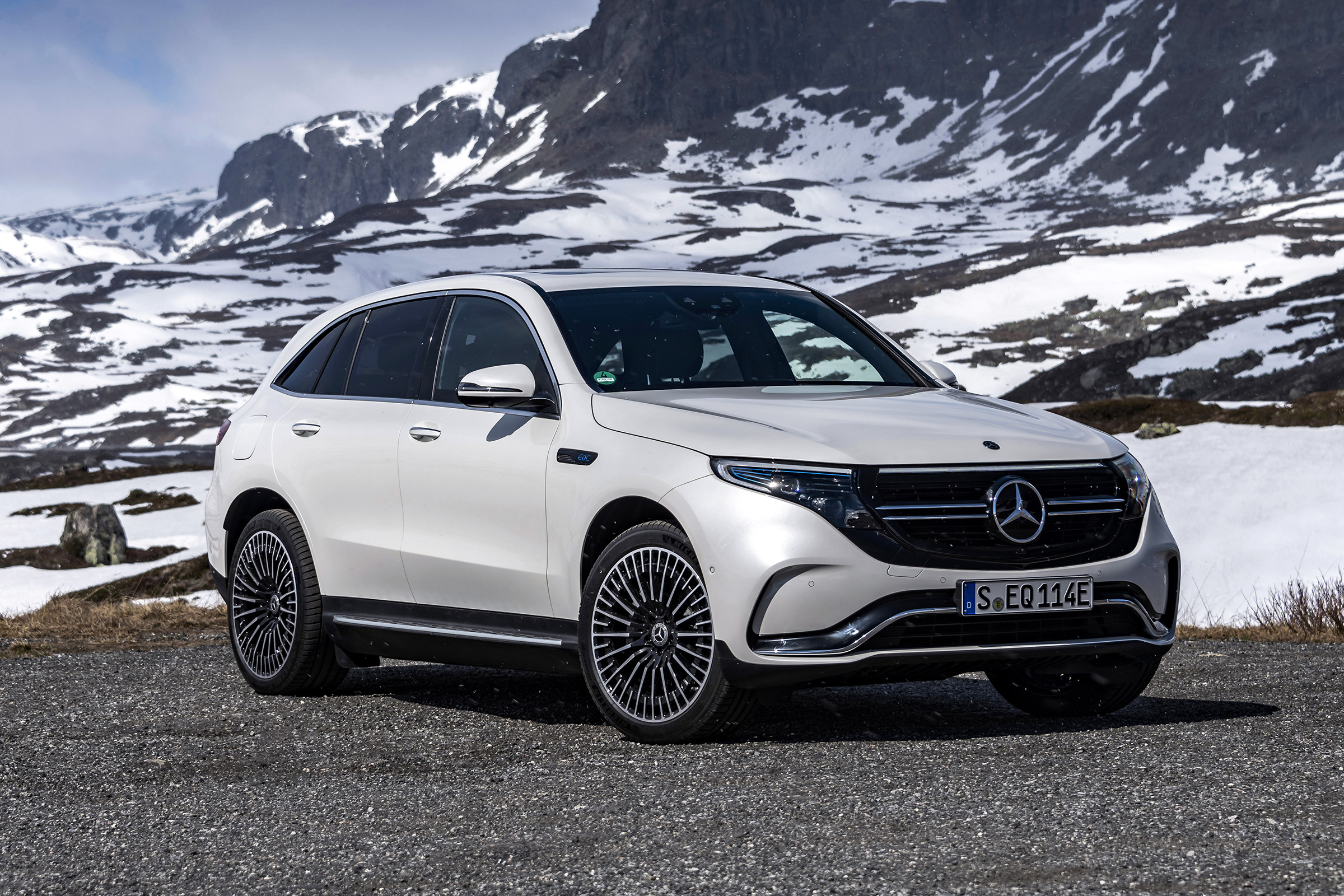 EQC 400 4MATIC; designo diamantweiß bright;AMG Line;designo Leder Nappa zweifarbig platinweiß pearl / schwarz; (Stromverbrauch kombiniert: 20,8 – 19,7 kWh/100 km; CO2-Emissionen kombiniert: 0