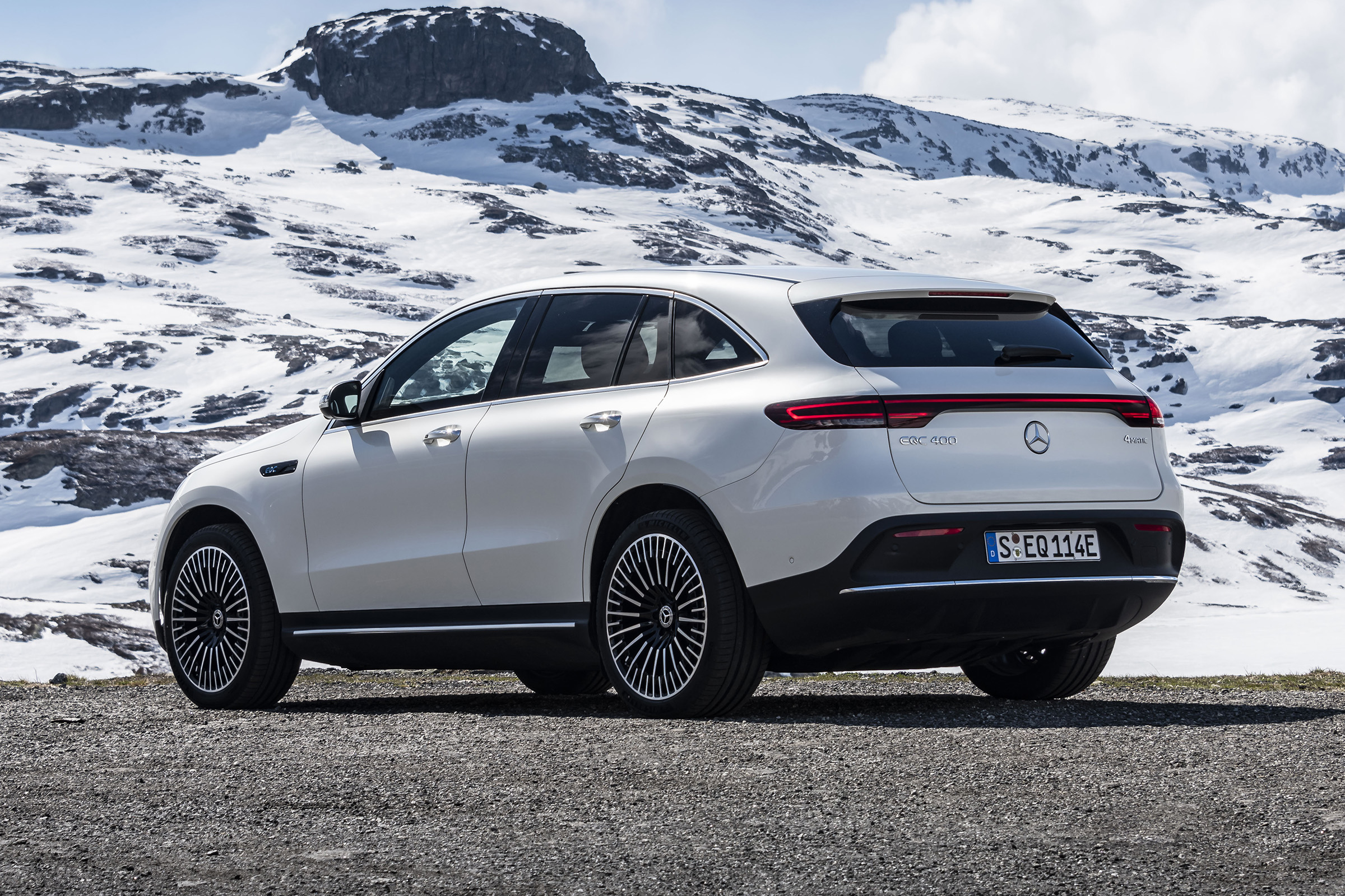 EQC 400 4MATIC; designo diamantweiß bright;AMG Line;designo Leder Nappa zweifarbig platinweiß pearl / schwarz; (Stromverbrauch kombiniert: 20,8 – 19,7 kWh/100 km; CO2-Emissionen kombiniert: 0
