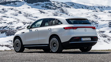 EQC 400 4MATIC; designo diamantweiß bright;AMG Line;designo Leder Nappa zweifarbig platinweiß pearl / schwarz; (Stromverbrauch kombiniert: 20,8 – 19,7 kWh/100 km; CO2-Emissionen kombiniert: 0