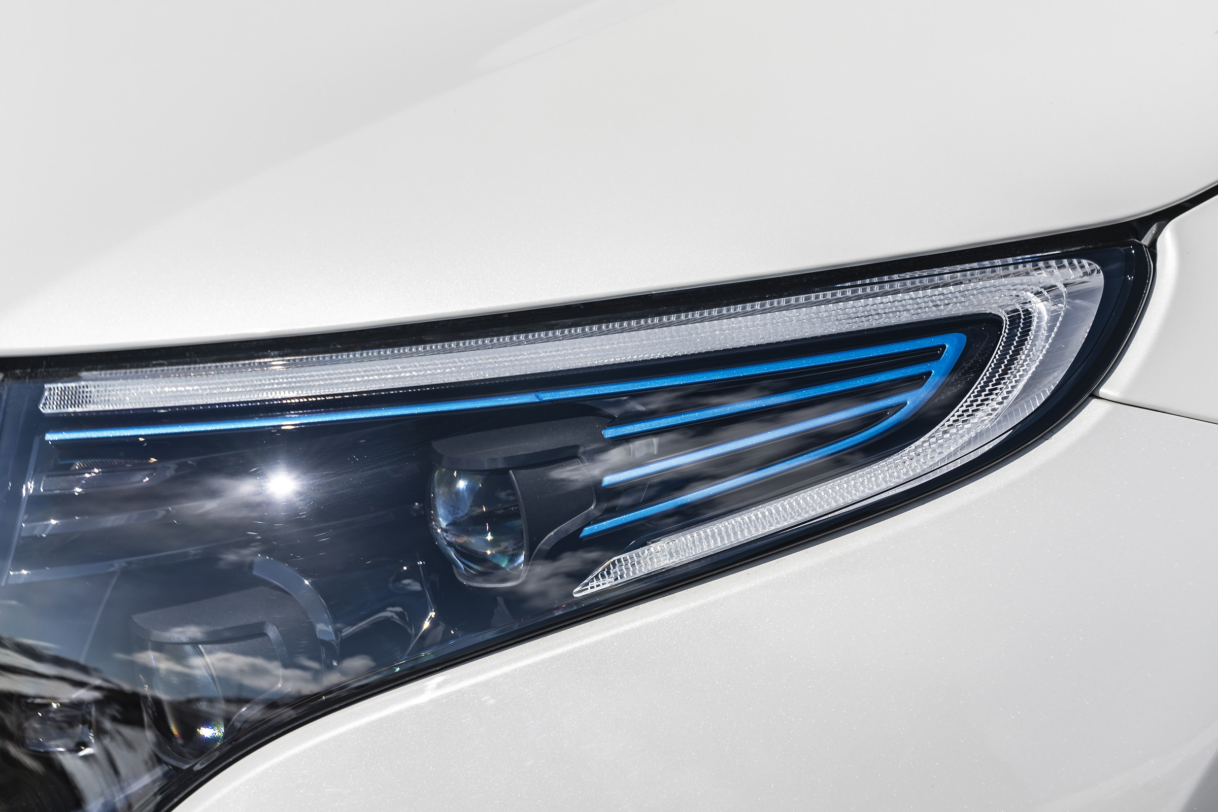 EQC 400 4MATIC; designo diamantweiß bright;AMG Line;designo Leder Nappa zweifarbig platinweiß pearl / schwarz; (Stromverbrauch kombiniert: 20,8 – 19,7 kWh/100 km; CO2-Emissionen kombiniert: 0