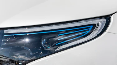 EQC 400 4MATIC; designo diamantweiß bright;AMG Line;designo Leder Nappa zweifarbig platinweiß pearl / schwarz; (Stromverbrauch kombiniert: 20,8 – 19,7 kWh/100 km; CO2-Emissionen kombiniert: 0