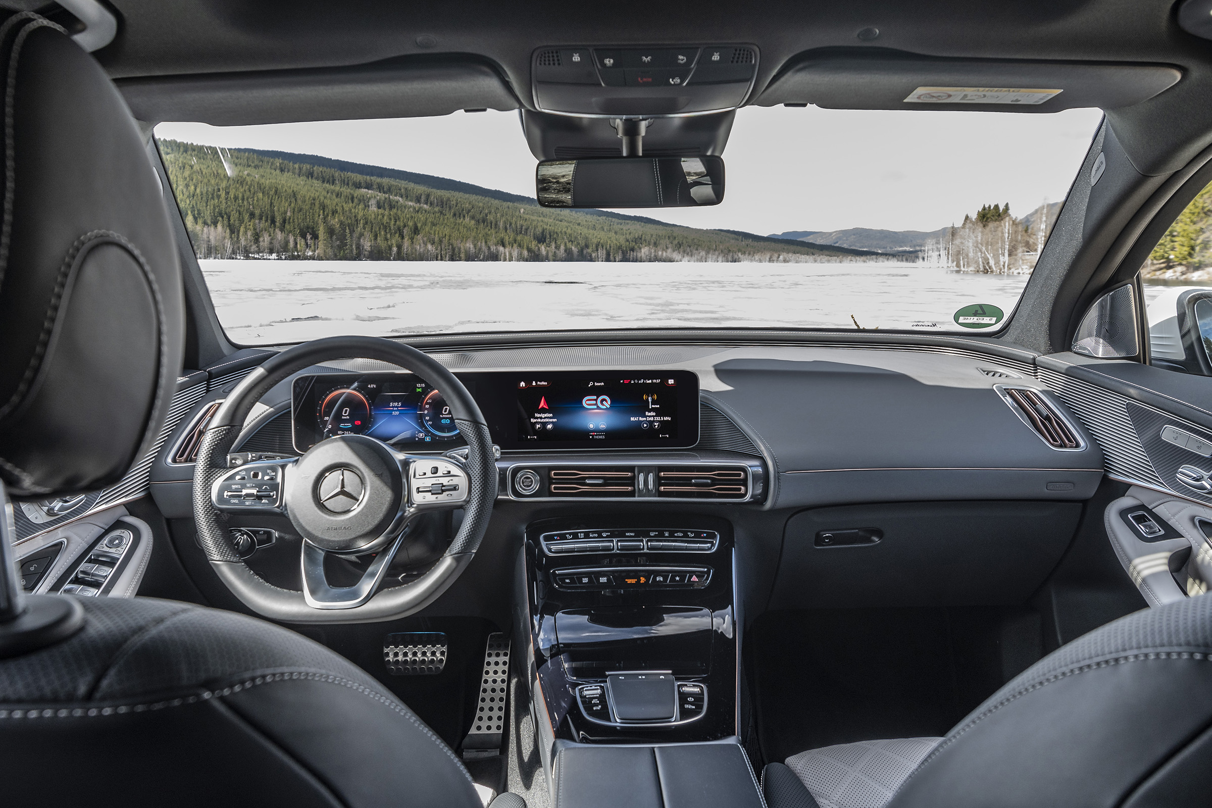 EQC 400 4MATIC; designo diamantweiß bright;AMG Line;designo Leder Nappa zweifarbig platinweiß pearl / schwarz; (Stromverbrauch kombiniert: 20,8 – 19,7 kWh/100 km; CO2-Emissionen kombiniert: 0