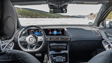 EQC 400 4MATIC; designo diamantweiß bright;AMG Line;designo Leder Nappa zweifarbig platinweiß pearl / schwarz; (Stromverbrauch kombiniert: 20,8 – 19,7 kWh/100 km; CO2-Emissionen kombiniert: 0