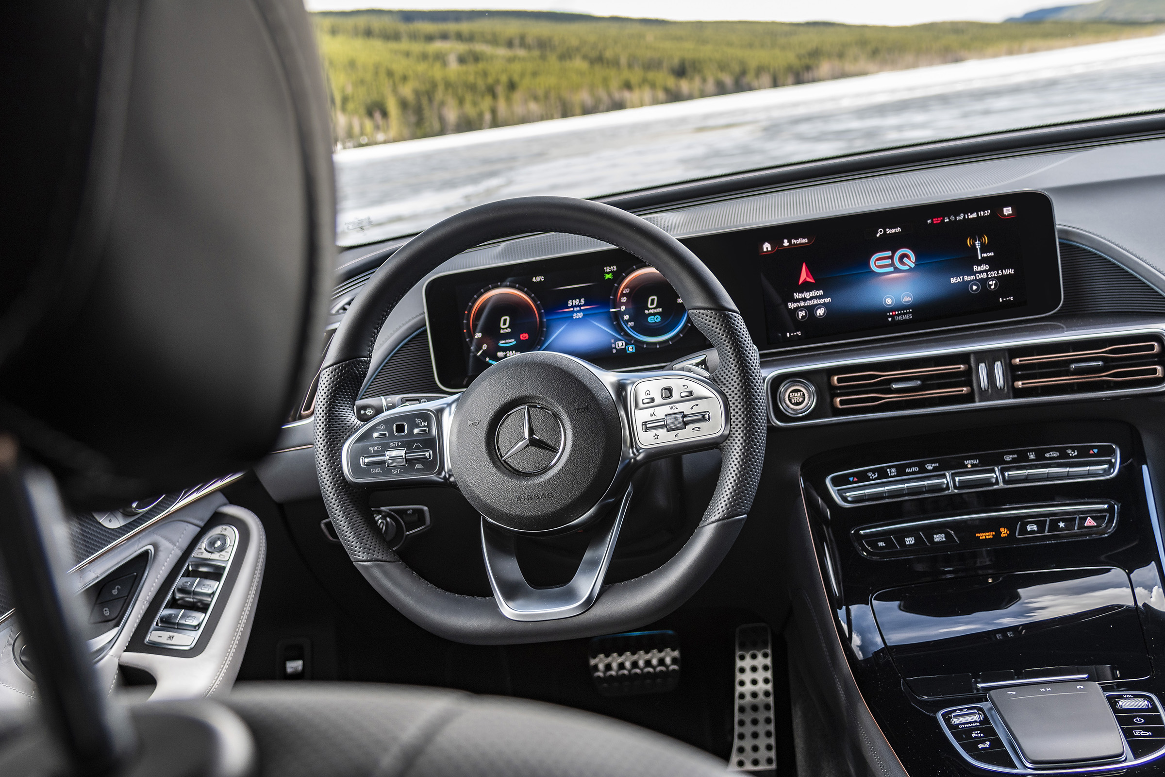 EQC 400 4MATIC; designo diamantweiß bright;AMG Line;designo Leder Nappa zweifarbig platinweiß pearl / schwarz; (Stromverbrauch kombiniert: 20,8 – 19,7 kWh/100 km; CO2-Emissionen kombiniert: 0