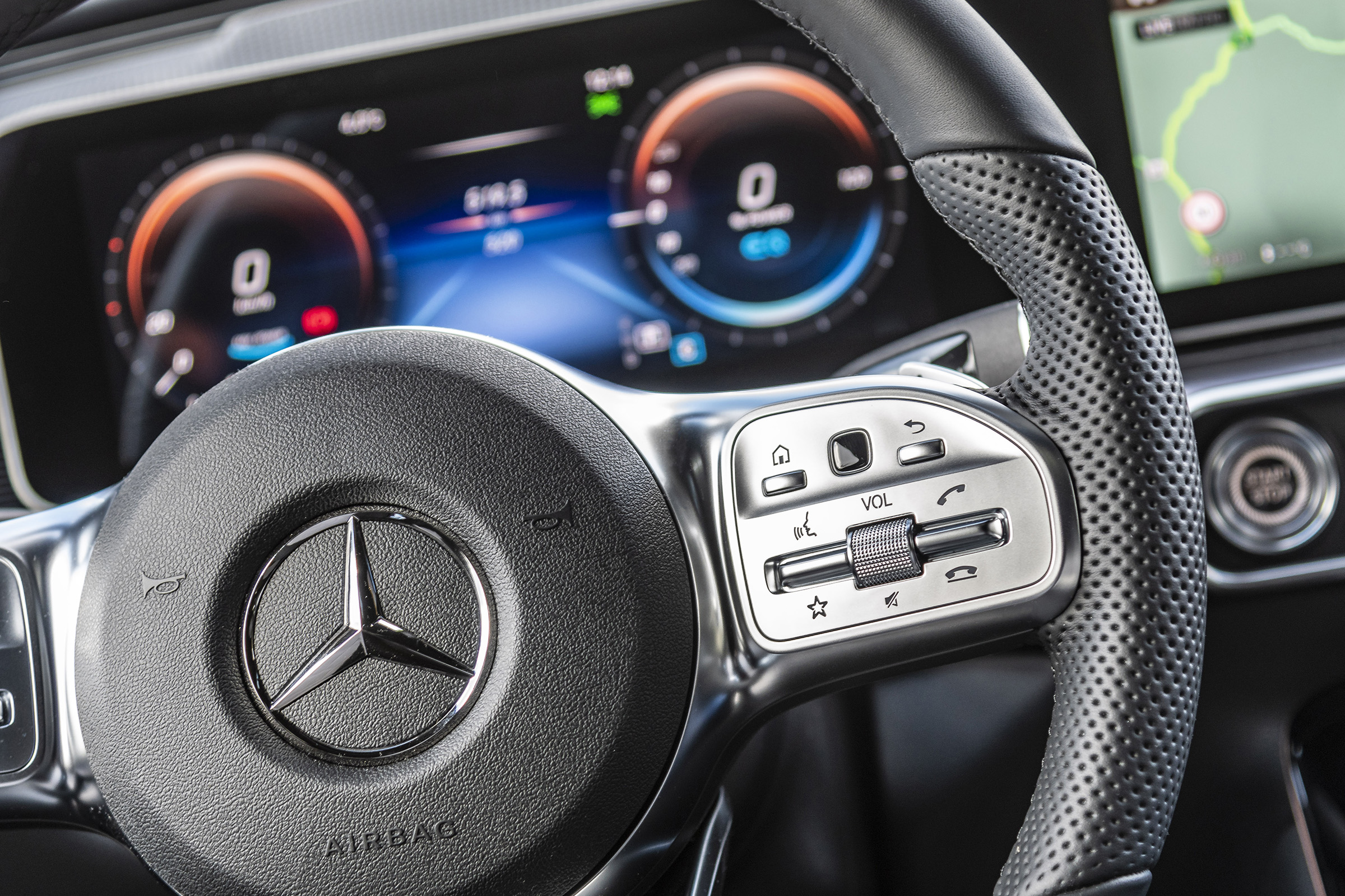 EQC 400 4MATIC; designo diamantweiß bright;AMG Line;designo Leder Nappa zweifarbig platinweiß pearl / schwarz; (Stromverbrauch kombiniert: 20,8 – 19,7 kWh/100 km; CO2-Emissionen kombiniert: 0