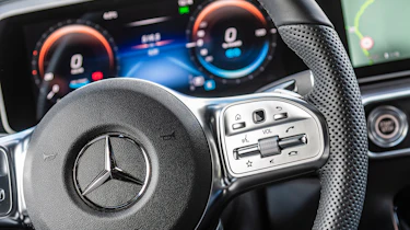 EQC 400 4MATIC; designo diamantweiß bright;AMG Line;designo Leder Nappa zweifarbig platinweiß pearl / schwarz; (Stromverbrauch kombiniert: 20,8 – 19,7 kWh/100 km; CO2-Emissionen kombiniert: 0