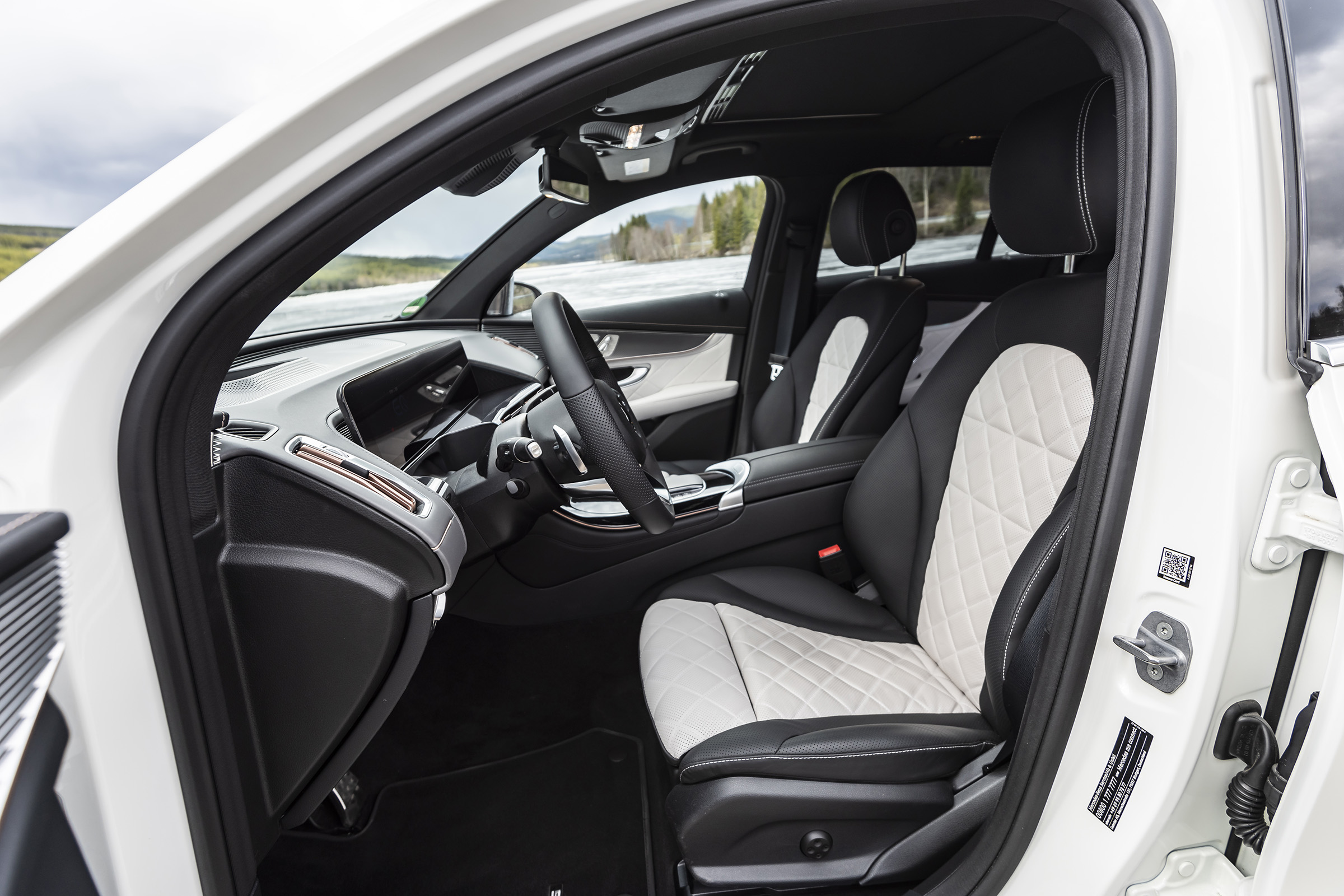 EQC 400 4MATIC; designo diamantweiß bright;AMG Line;designo Leder Nappa zweifarbig platinweiß pearl / schwarz; (Stromverbrauch kombiniert: 20,8 – 19,7 kWh/100 km; CO2-Emissionen kombiniert: 0