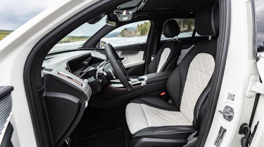 EQC 400 4MATIC; designo diamantweiß bright;AMG Line;designo Leder Nappa zweifarbig platinweiß pearl / schwarz; (Stromverbrauch kombiniert: 20,8 – 19,7 kWh/100 km; CO2-Emissionen kombiniert: 0