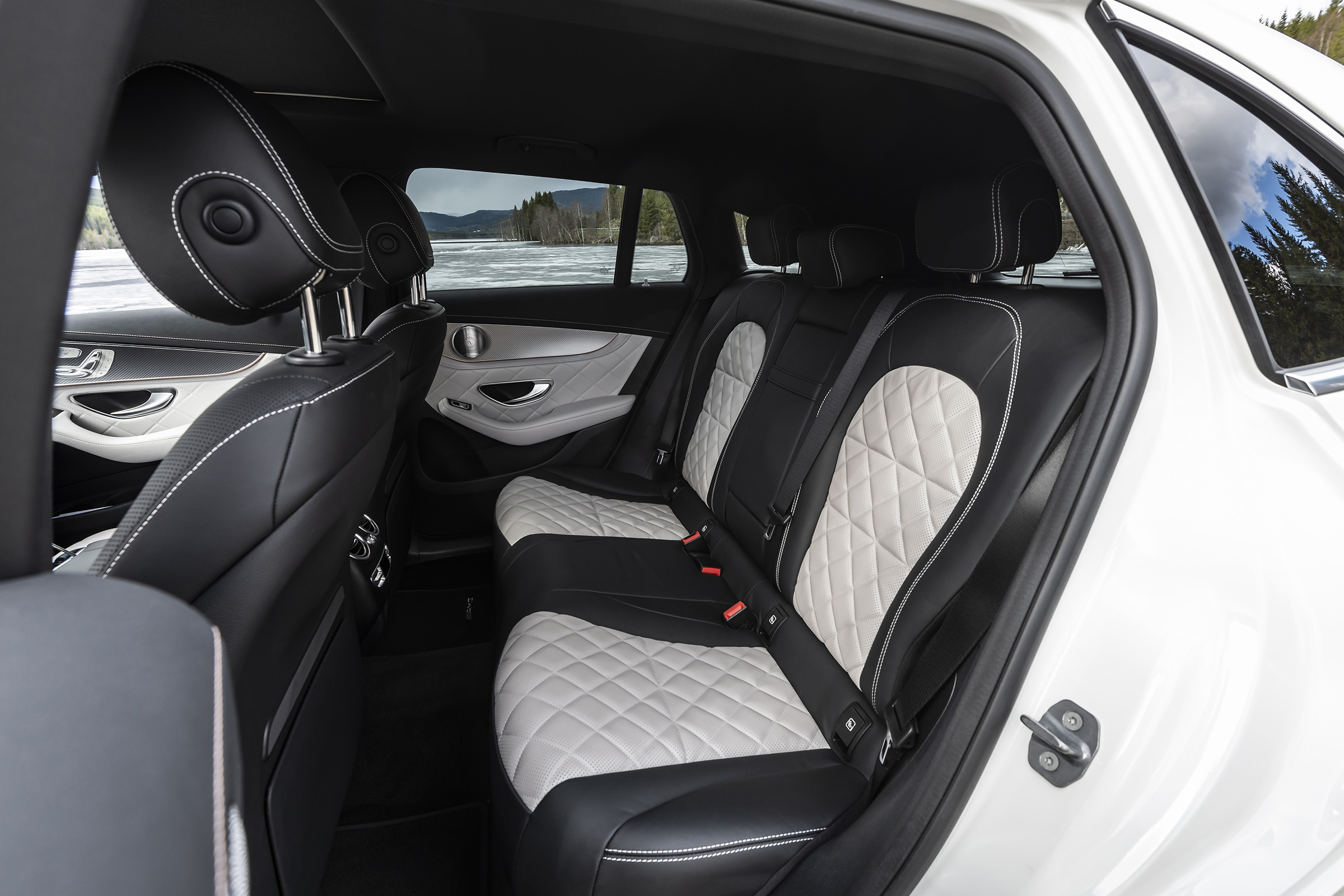 EQC 400 4MATIC; designo diamantweiß bright;AMG Line;designo Leder Nappa zweifarbig platinweiß pearl / schwarz; (Stromverbrauch kombiniert: 20,8 – 19,7 kWh/100 km; CO2-Emissionen kombiniert: 0