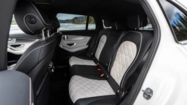 EQC 400 4MATIC; designo diamantweiß bright;AMG Line;designo Leder Nappa zweifarbig platinweiß pearl / schwarz; (Stromverbrauch kombiniert: 20,8 – 19,7 kWh/100 km; CO2-Emissionen kombiniert: 0