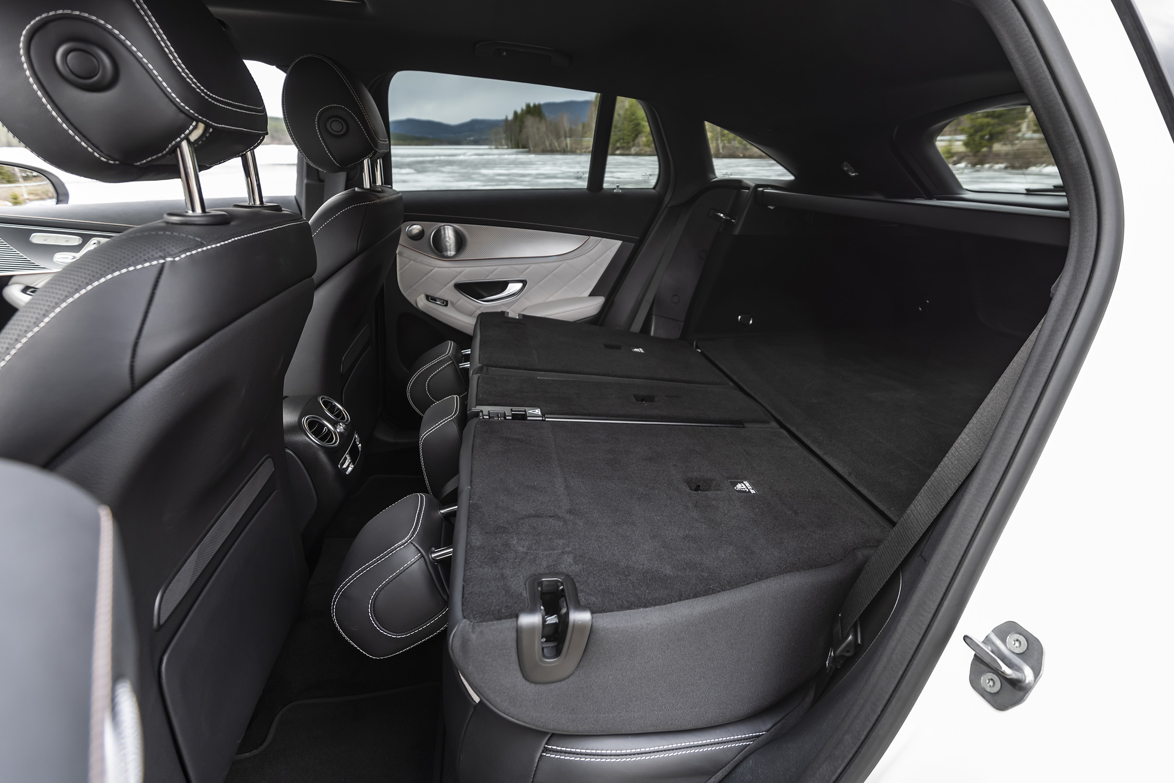 EQC 400 4MATIC; designo diamantweiß bright;AMG Line;designo Leder Nappa zweifarbig platinweiß pearl / schwarz; (Stromverbrauch kombiniert: 20,8 – 19,7 kWh/100 km; CO2-Emissionen kombiniert: 0