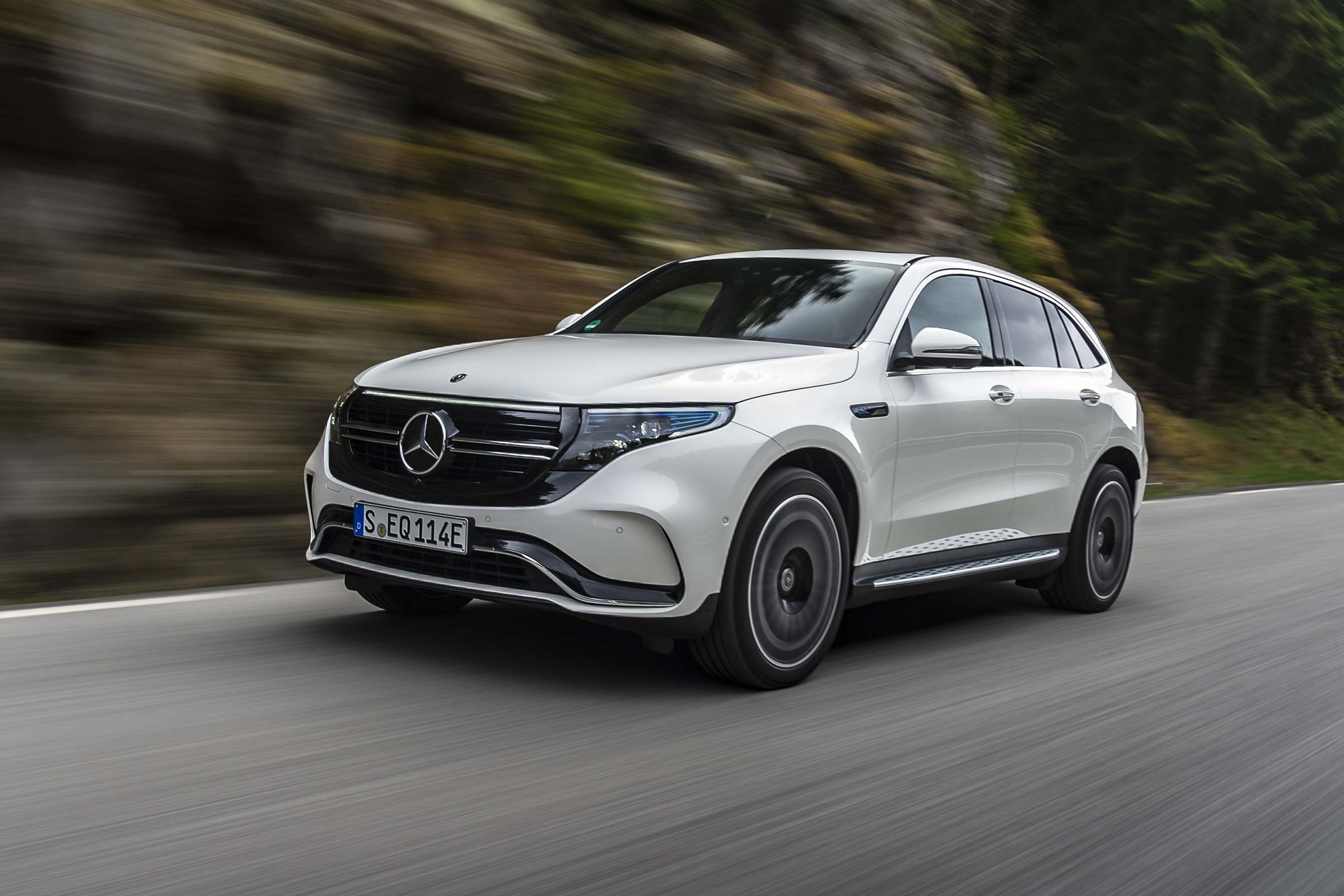 EQC 400 4MATIC; designo diamantweiß bright;AMG Line;designo Leder Nappa zweifarbig platinweiß pearl / schwarz; (Stromverbrauch kombiniert: 20,8 – 19,7 kWh/100 km; CO2-Emissionen kombiniert: 0