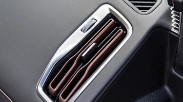 EQC 400 4MATIC; designo diamantweiß bright;AMG Line;designo Leder Nappa zweifarbig platinweiß pearl / schwarz; (Stromverbrauch kombiniert: 20,8 – 19,7 kWh/100 km; CO2-Emissionen kombiniert: 0