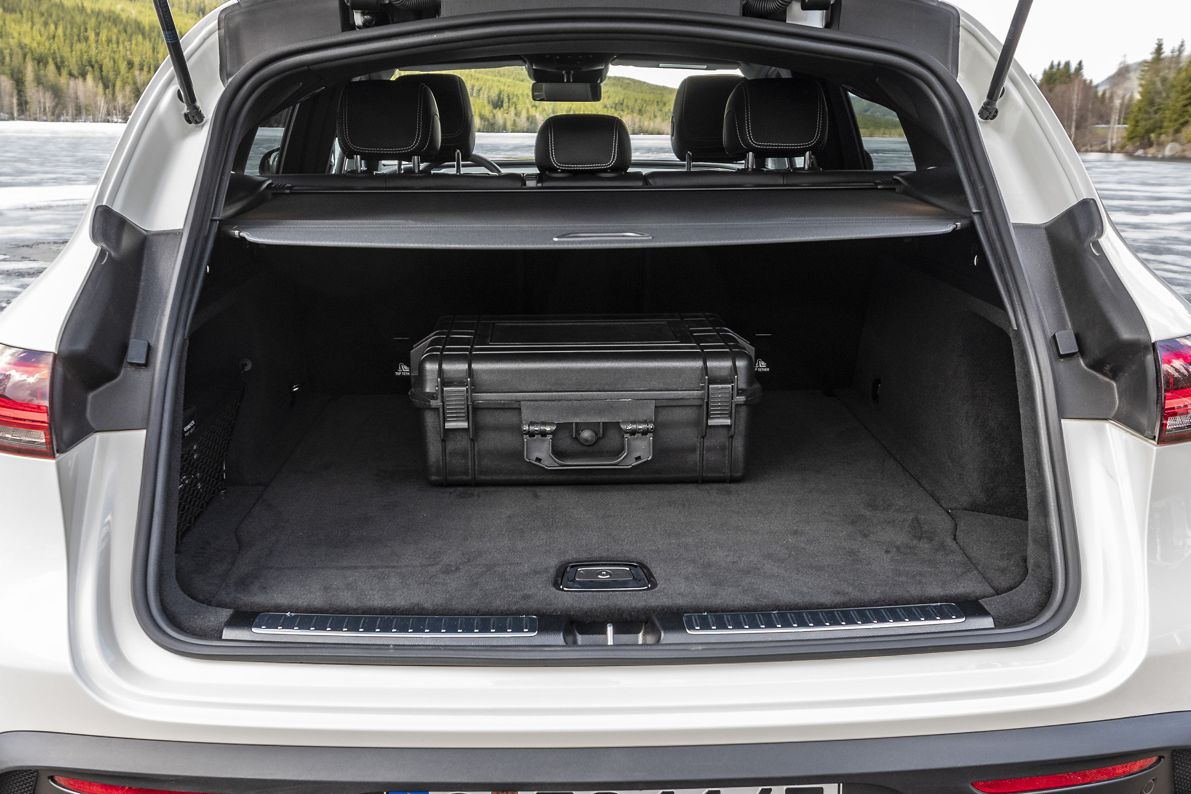 EQC 400 4MATIC; designo diamantweiß bright;AMG Line;designo Leder Nappa zweifarbig platinweiß pearl / schwarz; (Stromverbrauch kombiniert: 20,8 – 19,7 kWh/100 km; CO2-Emissionen kombiniert: 0