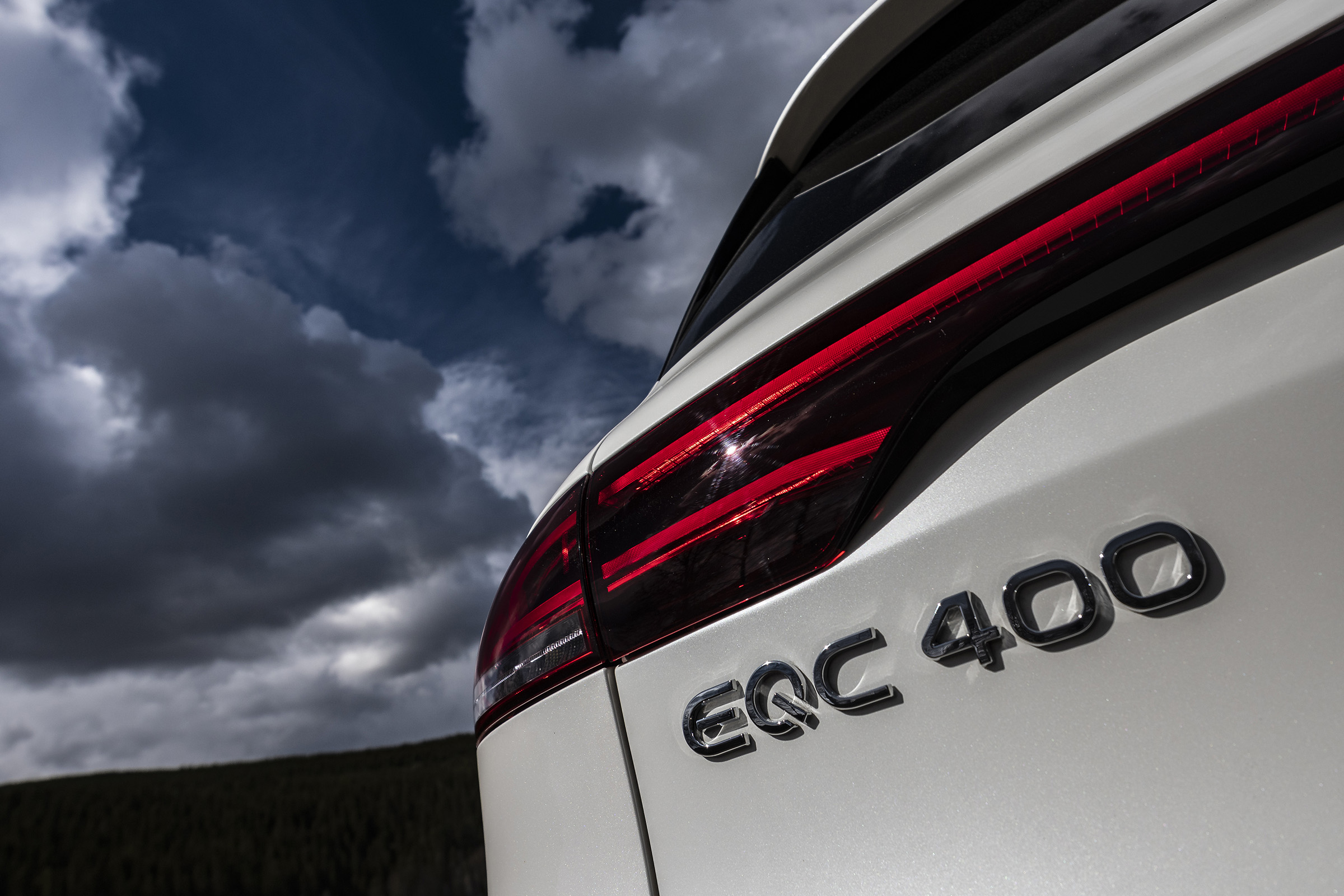 EQC 400 4MATIC; designo diamantweiß bright;AMG Line;designo Leder Nappa zweifarbig platinweiß pearl / schwarz; (Stromverbrauch kombiniert: 20,8 – 19,7 kWh/100 km; CO2-Emissionen kombiniert: 0