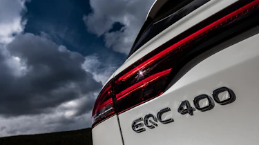 EQC 400 4MATIC; designo diamantweiß bright;AMG Line;designo Leder Nappa zweifarbig platinweiß pearl / schwarz; (Stromverbrauch kombiniert: 20,8 – 19,7 kWh/100 km; CO2-Emissionen kombiniert: 0