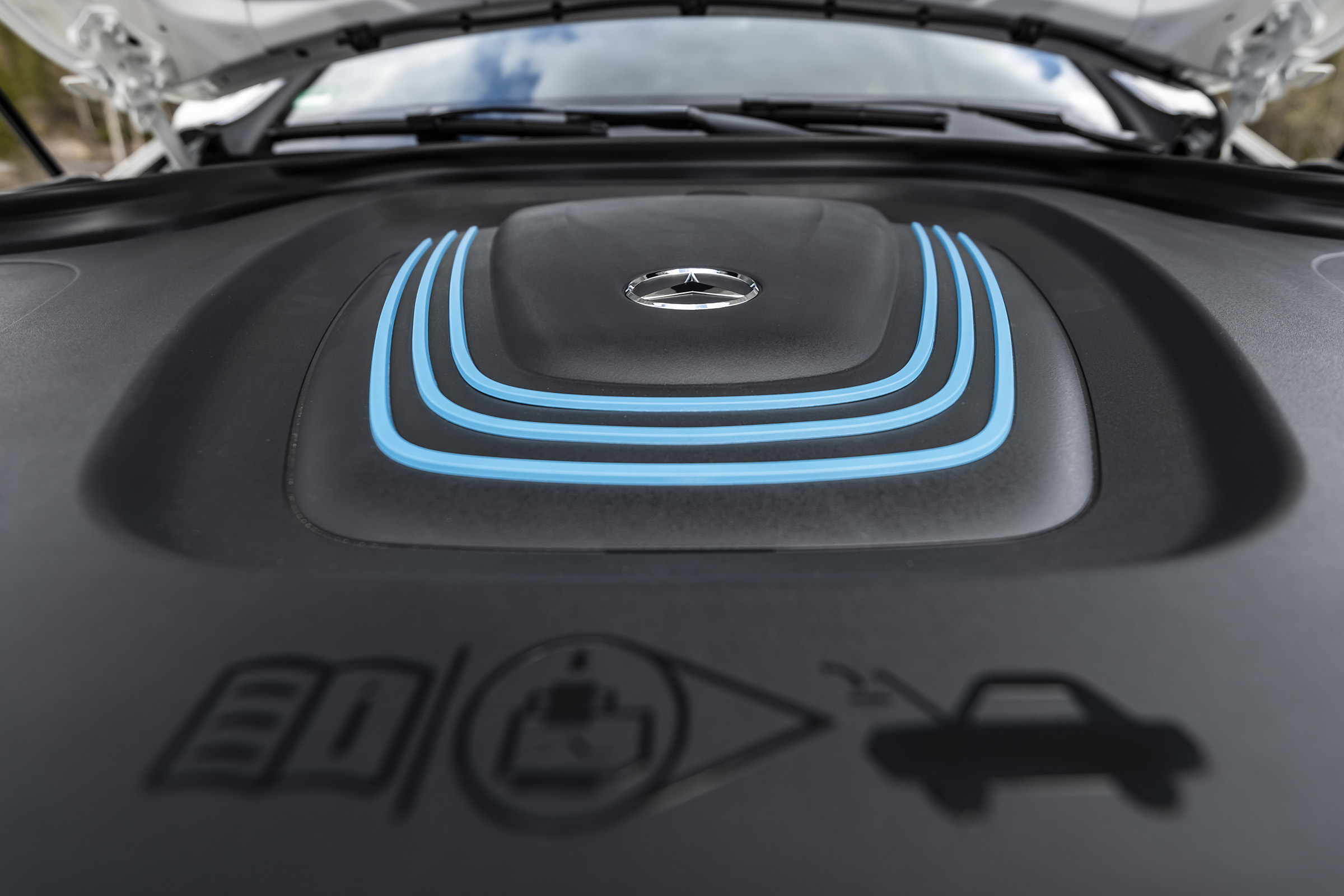 EQC 400 4MATIC; designo diamantweiß bright;AMG Line;designo Leder Nappa zweifarbig platinweiß pearl / schwarz; (Stromverbrauch kombiniert: 20,8 – 19,7 kWh/100 km; CO2-Emissionen kombiniert: 0
