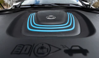 EQC 400 4MATIC; designo diamantweiß bright;AMG Line;designo Leder Nappa zweifarbig platinweiß pearl / schwarz; (Stromverbrauch kombiniert: 20,8 – 19,7 kWh/100 km; CO2-Emissionen kombiniert: 0