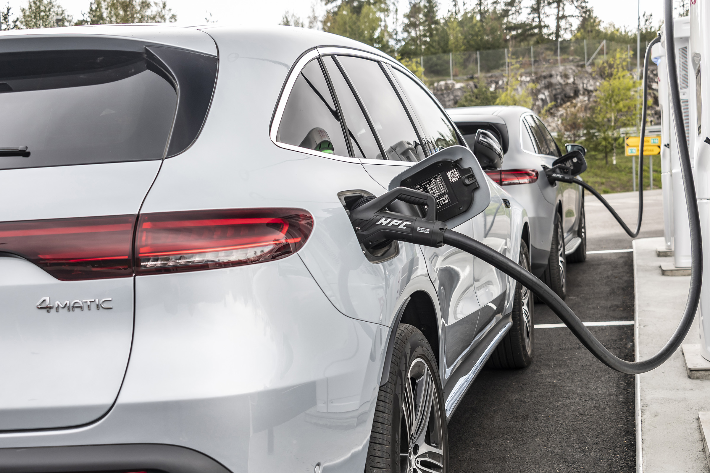 EQC 400 4MATIC; designo diamantweiß bright;AMG Line;designo Leder Nappa zweifarbig platinweiß pearl / schwarz; (Stromverbrauch kombiniert: 20,8 – 19,7 kWh/100 km; CO2-Emissionen kombiniert: 0